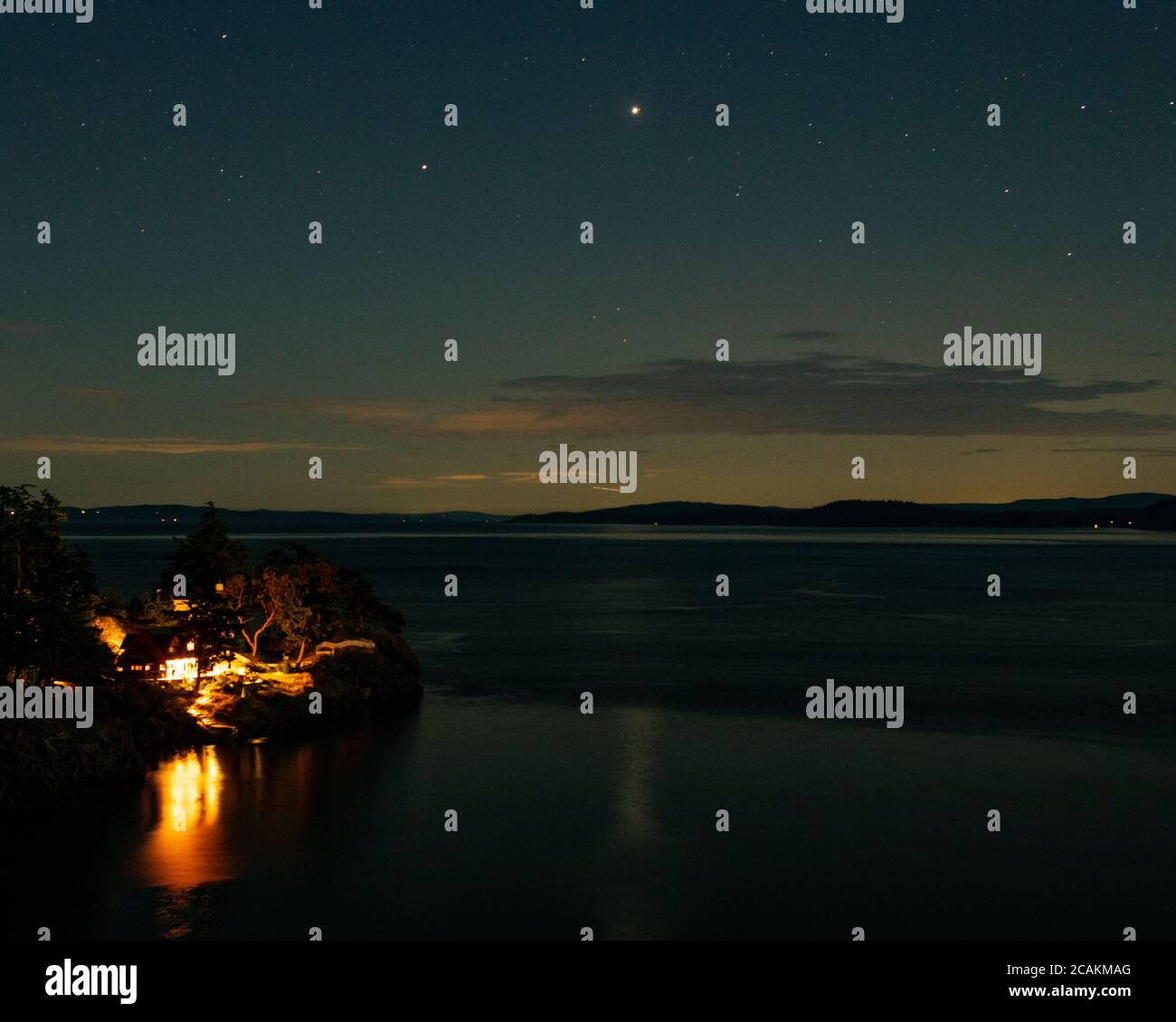 Abendlicher Blick auf den Swanson Channel von Trincomali auf North Pender Island, British Columbia, Kanada Stockfoto