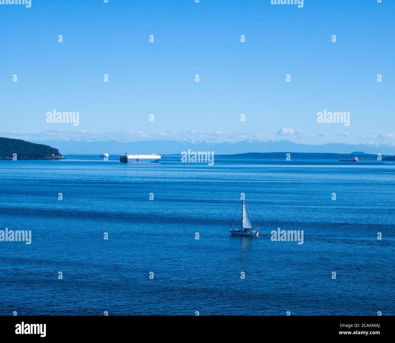 Diese merkwürdigen Schiffe transportieren Autos über den Pazifik zum nordamerikanischen Automobilmarkt Stockfoto