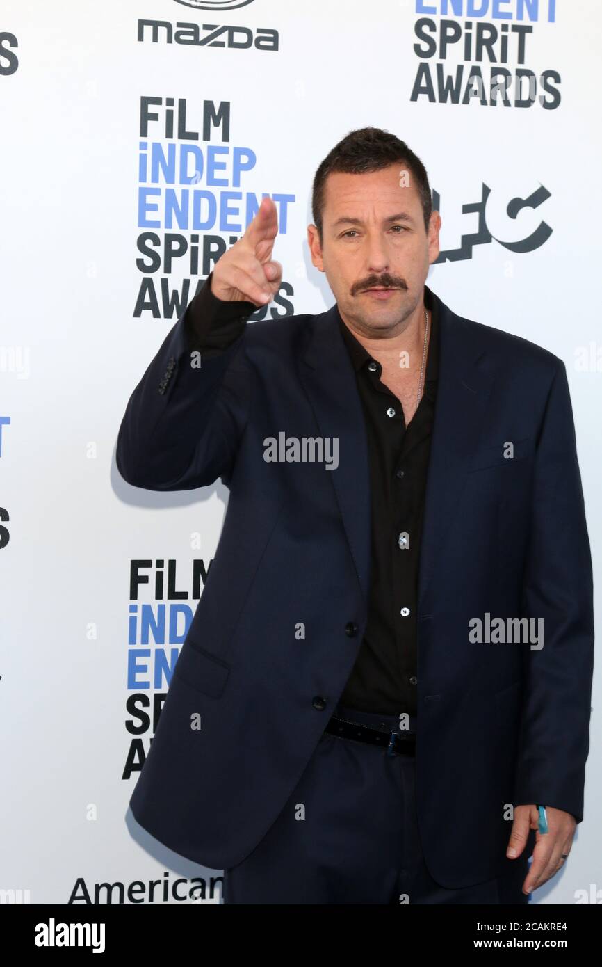 LOS ANGELES - 8. FEBRUAR: Adam Sandler bei den Film Independent Spirit Awards 2020 am Strand am 8. Februar 2020 in Santa Monica, CA Stockfoto