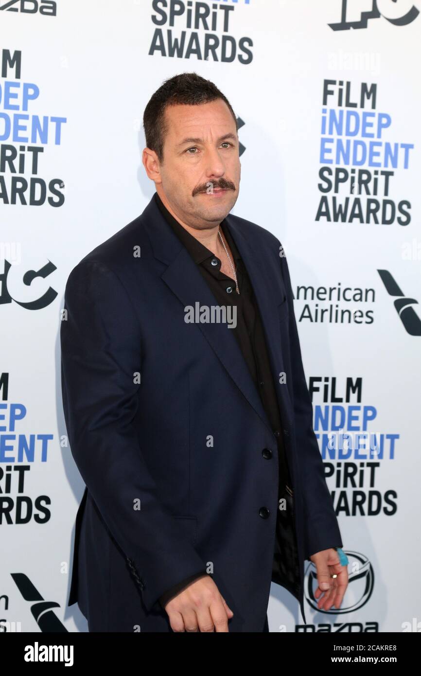 LOS ANGELES - 8. FEBRUAR: Adam Sandler bei den Film Independent Spirit Awards 2020 am Strand am 8. Februar 2020 in Santa Monica, CA Stockfoto