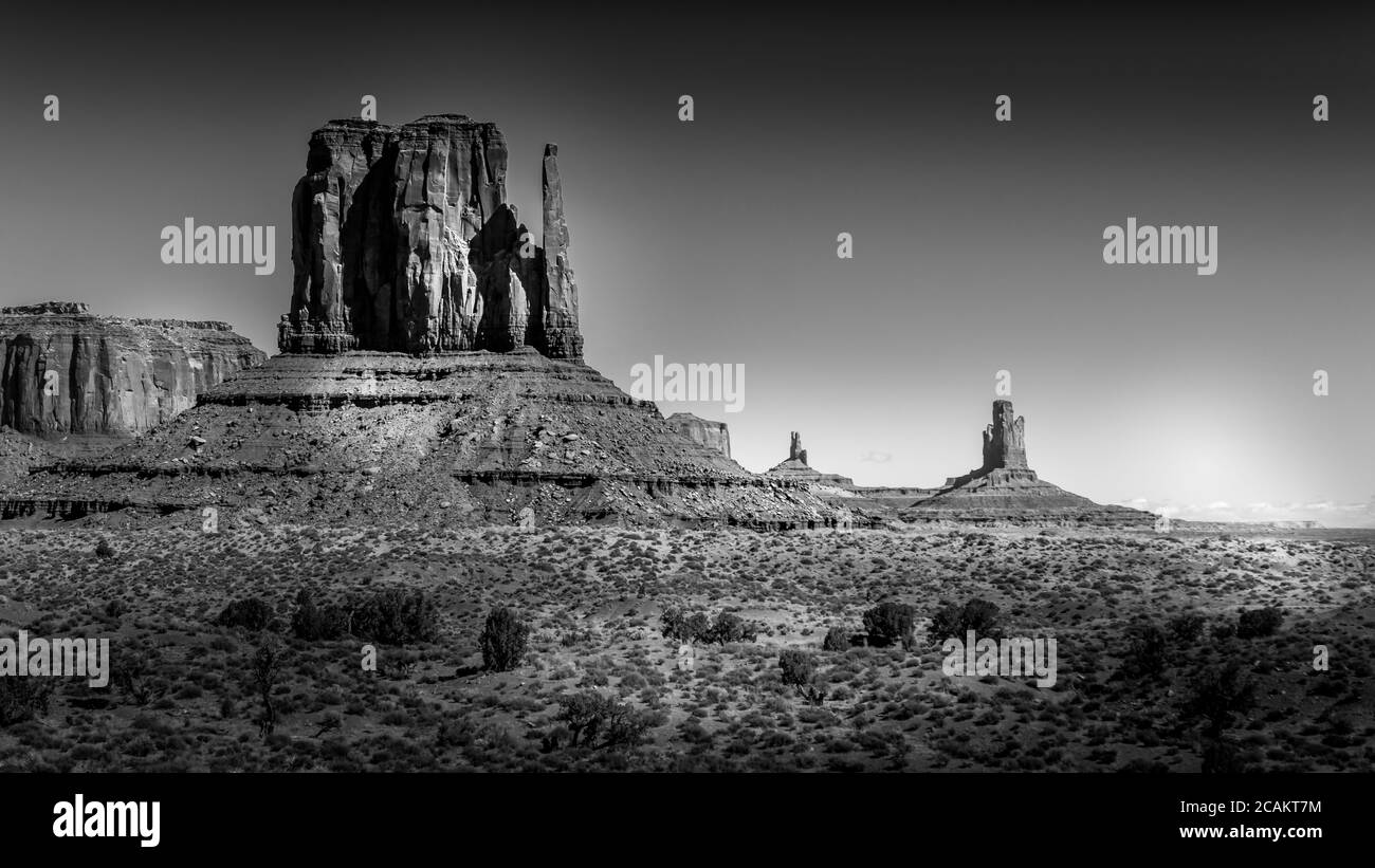 Schwarz-Weiß-Foto der hoch aufragenden roten Sandsteinformation von West Mitten Butte im Monument Valley der Navajo Nation, Utah, USA Stockfoto