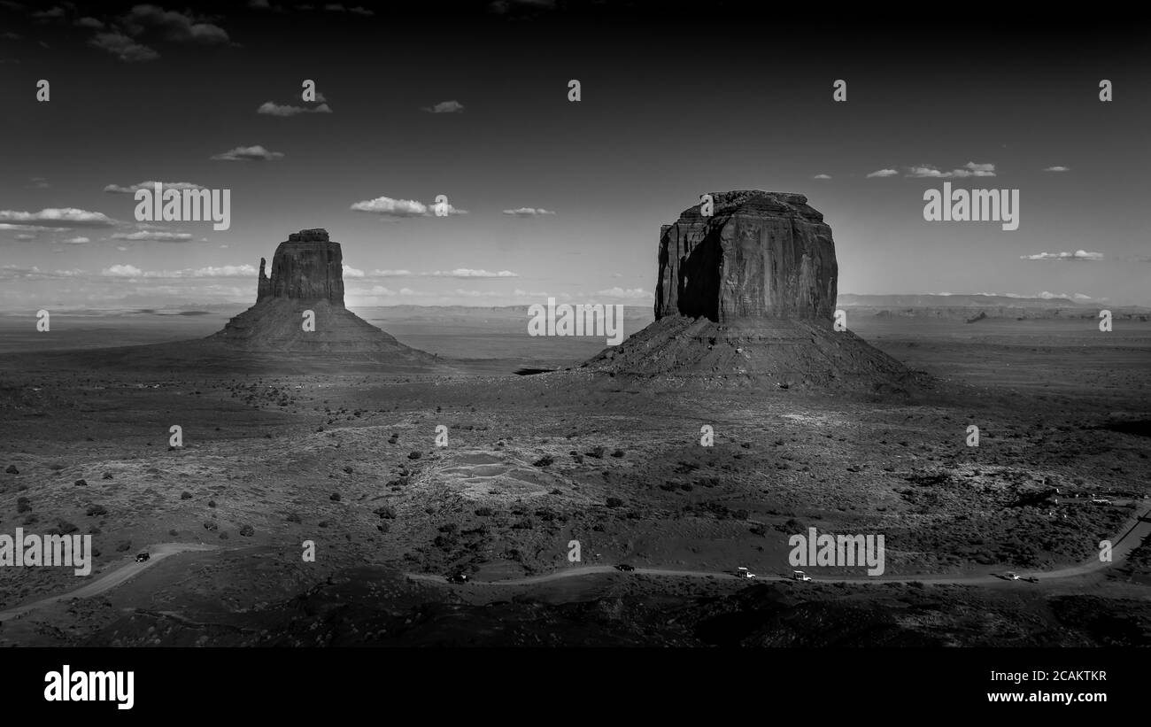 Schwarz-Weiß Foto der Sandsteinformationen des Westens Mitten Butte und Merrick Butte in der Wüstenlandschaft von Monument Valley Navajo Tribal Park Stockfoto