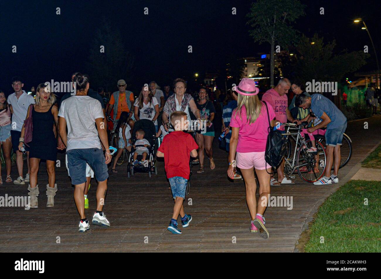 Rimini, Italien. August 2020. (INT) Rosa Nacht mit Persönlichkeiten und vielen Attraktionen. 7. August 2020, Rimini, Italien: Das italienische Sommerfest bewegt die Stadt Rimini und andere Küstenstädte in der Emilia-Romagna. Und viele Touristen und Italiener genießen dieses Wochenende mit Familie und Freunden. Da war Saturnino Celani auf der Terrazza della Dolce Vita, für alle Saturnino ist er zweifellos einer der berühmtesten italienischen Bassisten aller Zeiten. Und er ist Jovanottis Bassist und Multiinstrumentalist.Quelle: Josi Donelli/Thenews2 Quelle: Josi Donelli/TheNEWS2/ZUMA Wire/Alamy Live News Stockfoto