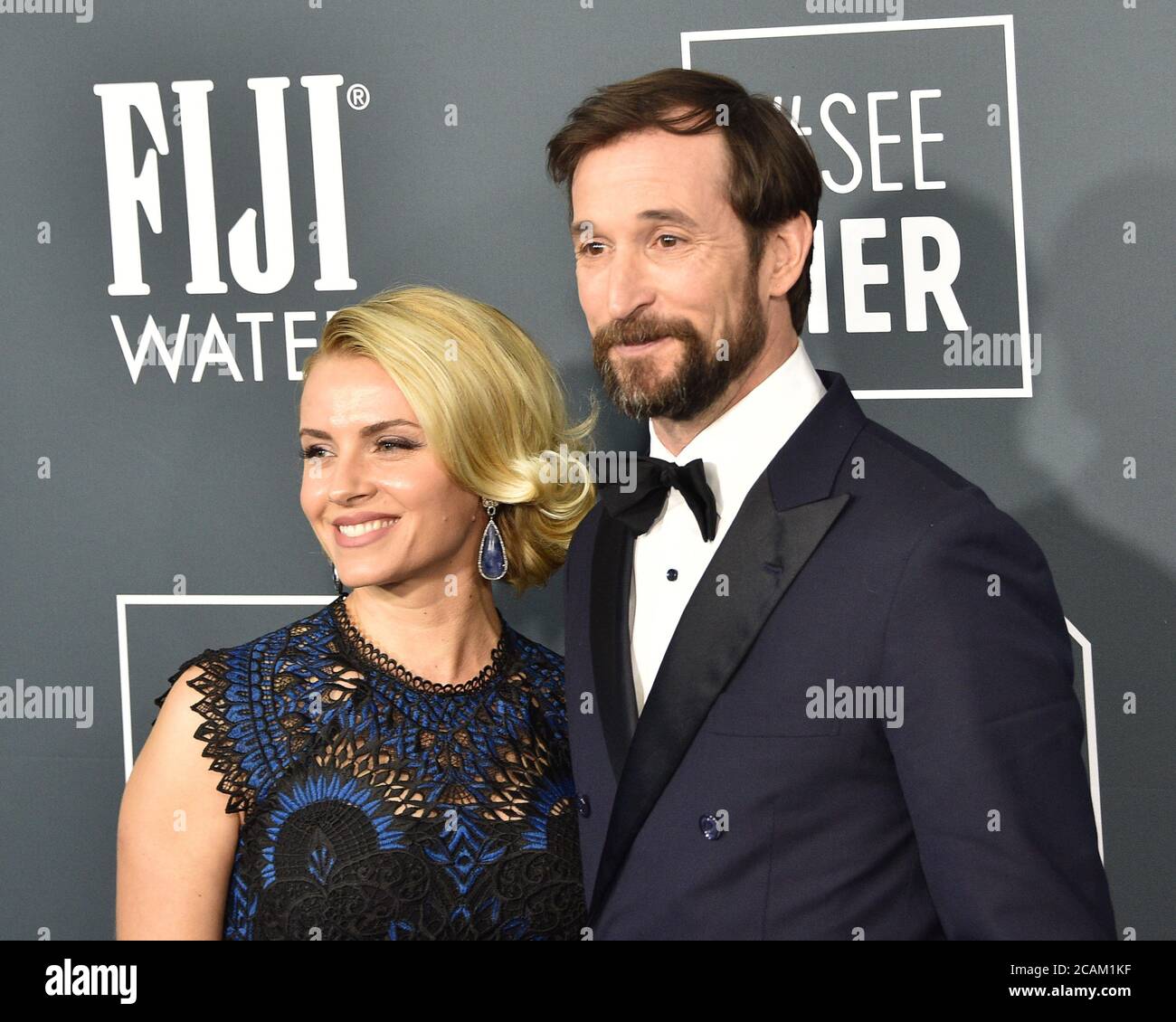 LOS ANGELES - JAN 12: Sara Wells, Noah Wylie bei den Critics Choice Awards 2020 im Barker Hanger am 12. Januar 2020 in Santa Monica, CA Stockfoto