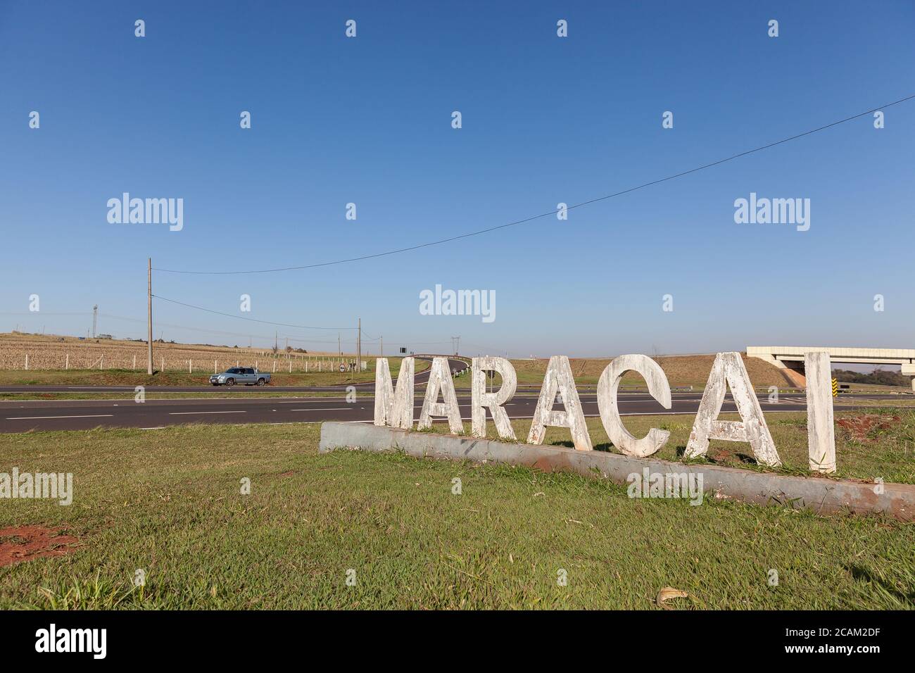 MARACAI, SP/ BRASILIEN - AUGUST, 27 2017: Zeichen auf der Raposo Tavares Autobahn mit dem Namen der Stadt Maracai, SP Stockfoto