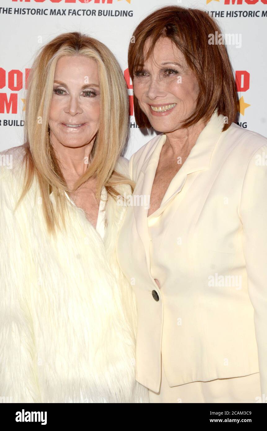 LOS ANGELES - JAN 18: Joan Van Ark, Michele Lee bei der 40. Jubiläumsausstellung "Knots Landing" im Hollywood Museum am 18. Januar 2020 in Los Angeles, CA Stockfoto