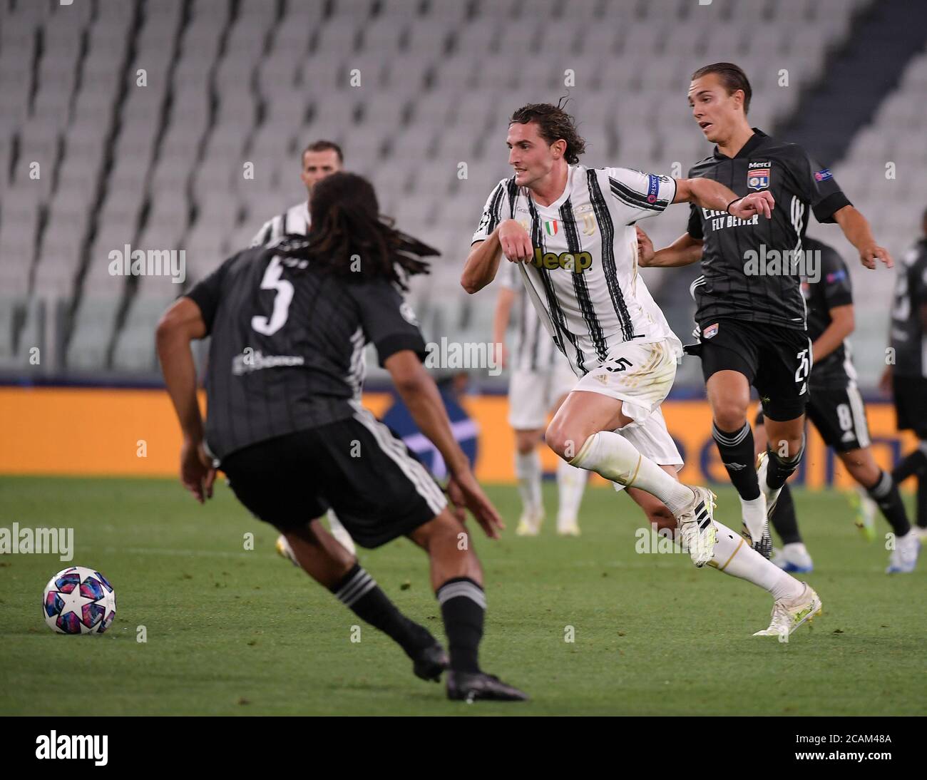 Turin. August 2020. Der FC Juventus' Adrien Rabiot (C) bricht während der UEFA Champions League-Runde des 16. Zweikampf zwischen FC Juventus und Olympique Lyonnais am 7. August 2020 in Turin, Italien, durch. Quelle: Federico Tardito/Xinhua/Alamy Live News Stockfoto