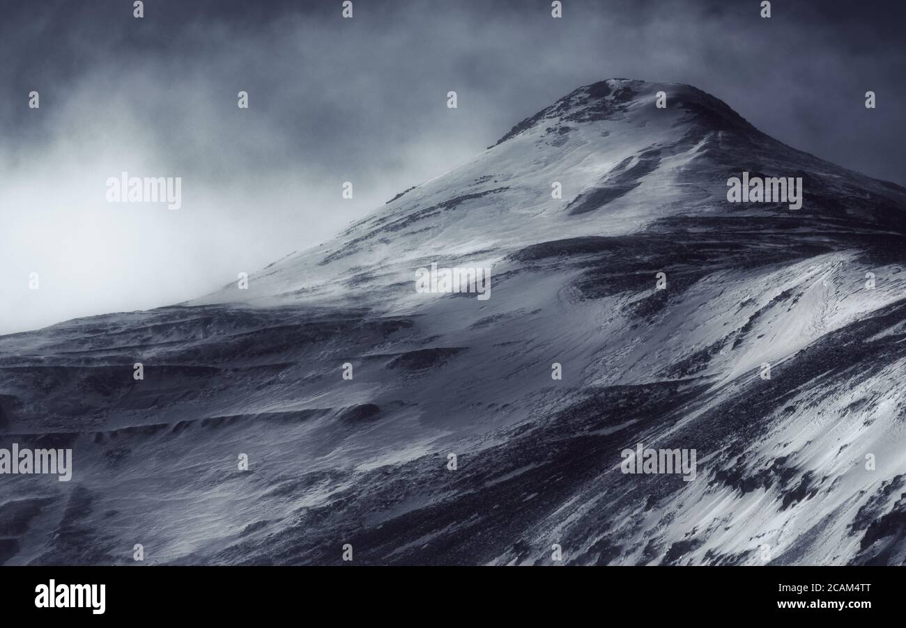 Dramatischer Wintersturm weht über eine kalte karge Landschaft Stockfoto