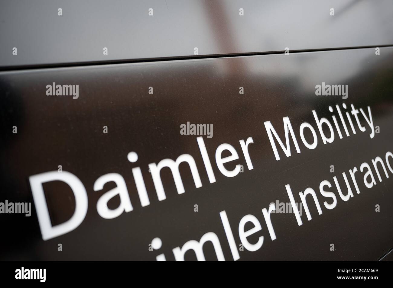 Stuttgart, Deutschland. Juli 2020. Auf einem Schild ist der Schriftzug 'Daimler Mobility AG' zu sehen. (To dpa: 'Daimler Mobility Chef: Kann mit Zuversicht nach vorne schauen') Quelle: Sebastian Gollnow/dpa/Alamy Live News Stockfoto