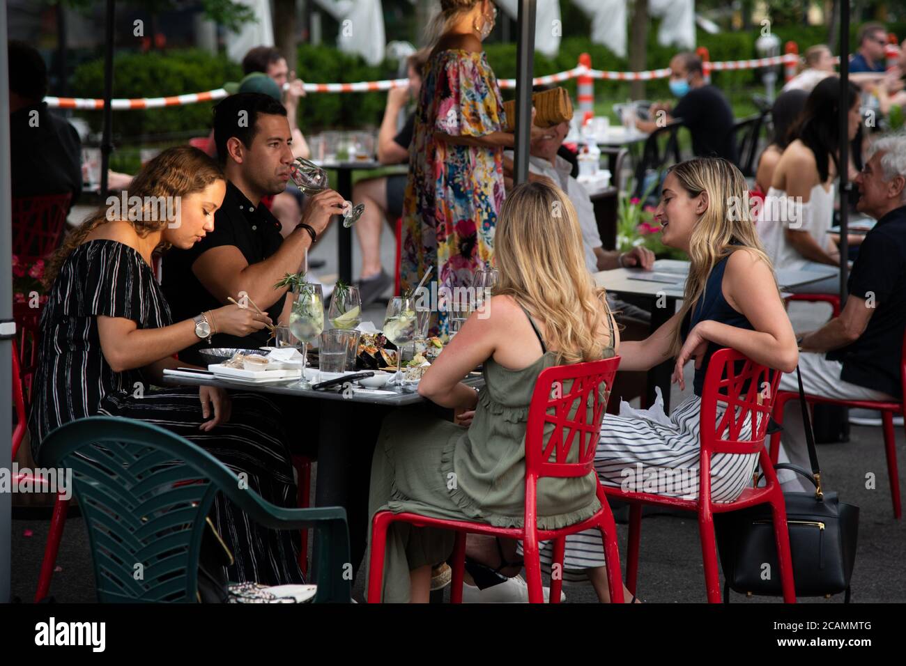 Die Restaurantgäste können am 7. August 2020 inmitten der Coronavirus-Pandemie in einer abgesperrten Straße im Viertel Dupont Circle in Washington, DC, in der Abenddämmerung in einem erweiterten Terrassenbereich speisen. Auf dem Capitol Hill sputteten heute die Verhandlungen über zusätzliche COVID-19-Hilfsgelder erneut, als die Republikaner ein spätes Kompromissangebot der Demokraten im Kongress ablehnten und sich weigerten, sich zu Hilfsausgaben über 1 Billion Dollar zu verpflichten.das Weiße Haus versprach Exekutivmaßnahmen an mehreren Fronten, als die bestätigte Todesrate der USA 160,000 überschritten hatte. (Graeme Sloan/Sipa USA) Stockfoto