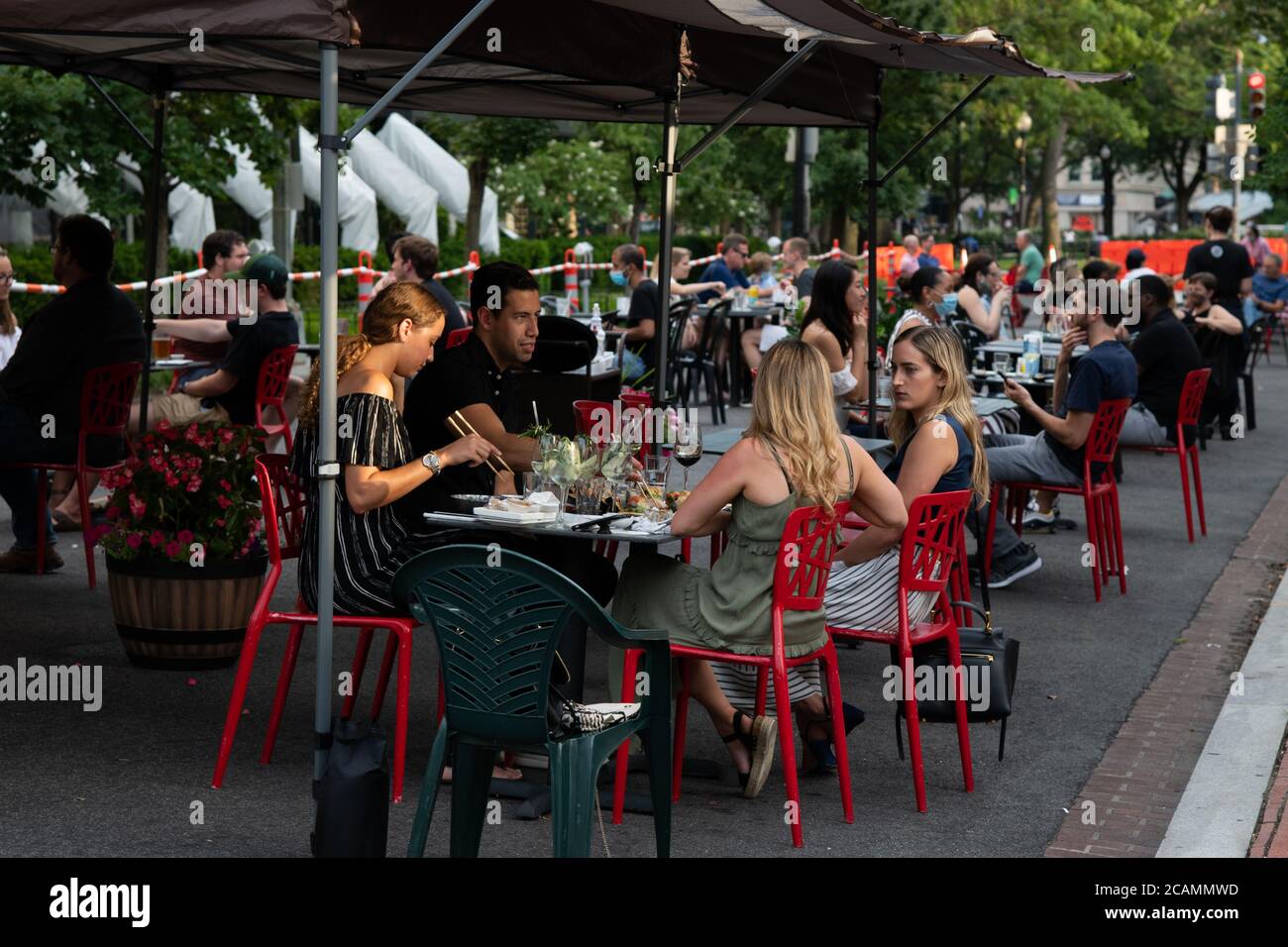 Die Restaurantgäste können am 7. August 2020 inmitten der Coronavirus-Pandemie in einer abgesperrten Straße im Viertel Dupont Circle in Washington, DC, in der Abenddämmerung in einem erweiterten Terrassenbereich speisen. Auf dem Capitol Hill sputteten heute die Verhandlungen über zusätzliche COVID-19-Hilfsgelder erneut, als die Republikaner ein spätes Kompromissangebot der Demokraten im Kongress ablehnten und sich weigerten, sich zu Hilfsausgaben über 1 Billion Dollar zu verpflichten.das Weiße Haus versprach Exekutivmaßnahmen an mehreren Fronten, als die bestätigte Todesrate der USA 160,000 überschritten hatte. (Graeme Sloan/Sipa USA) Stockfoto