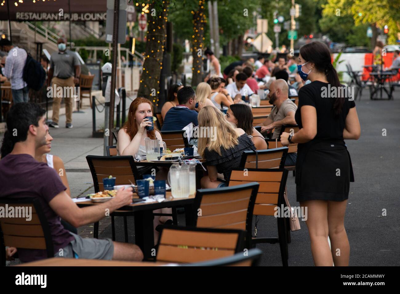 Die Restaurantgäste können am 7. August 2020 inmitten der Coronavirus-Pandemie in einer abgesperrten Straße im Viertel Dupont Circle in Washington, DC, in der Abenddämmerung in einem erweiterten Terrassenbereich speisen. Auf dem Capitol Hill sputteten heute die Verhandlungen über zusätzliche COVID-19-Hilfsgelder erneut, als die Republikaner ein spätes Kompromissangebot der Demokraten im Kongress ablehnten und sich weigerten, sich zu Hilfsausgaben über 1 Billion Dollar zu verpflichten.das Weiße Haus versprach Exekutivmaßnahmen an mehreren Fronten, als die bestätigte Todesrate der USA 160,000 überschritten hatte. (Graeme Sloan/Sipa USA) Stockfoto