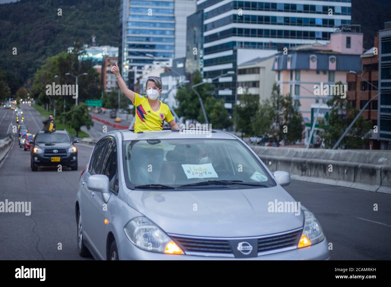 Bogota, Kolumbien. August 2020. Ein Unterstützer des ehemaligen Präsidenten Ãlvaro Uribe nimmt an einer Karawane Teil, um gegen die Entscheidung des Obersten Gerichtshofs zu protestieren, Uribe unter Hausarrest zu stellen, während eine Zeugenmanipulationsuntersuchung gegen ihn stattfindet, in BogotÃ Quelle: Daniel Garzon Herazo/ZUMA Wire/Alamy Live News Stockfoto