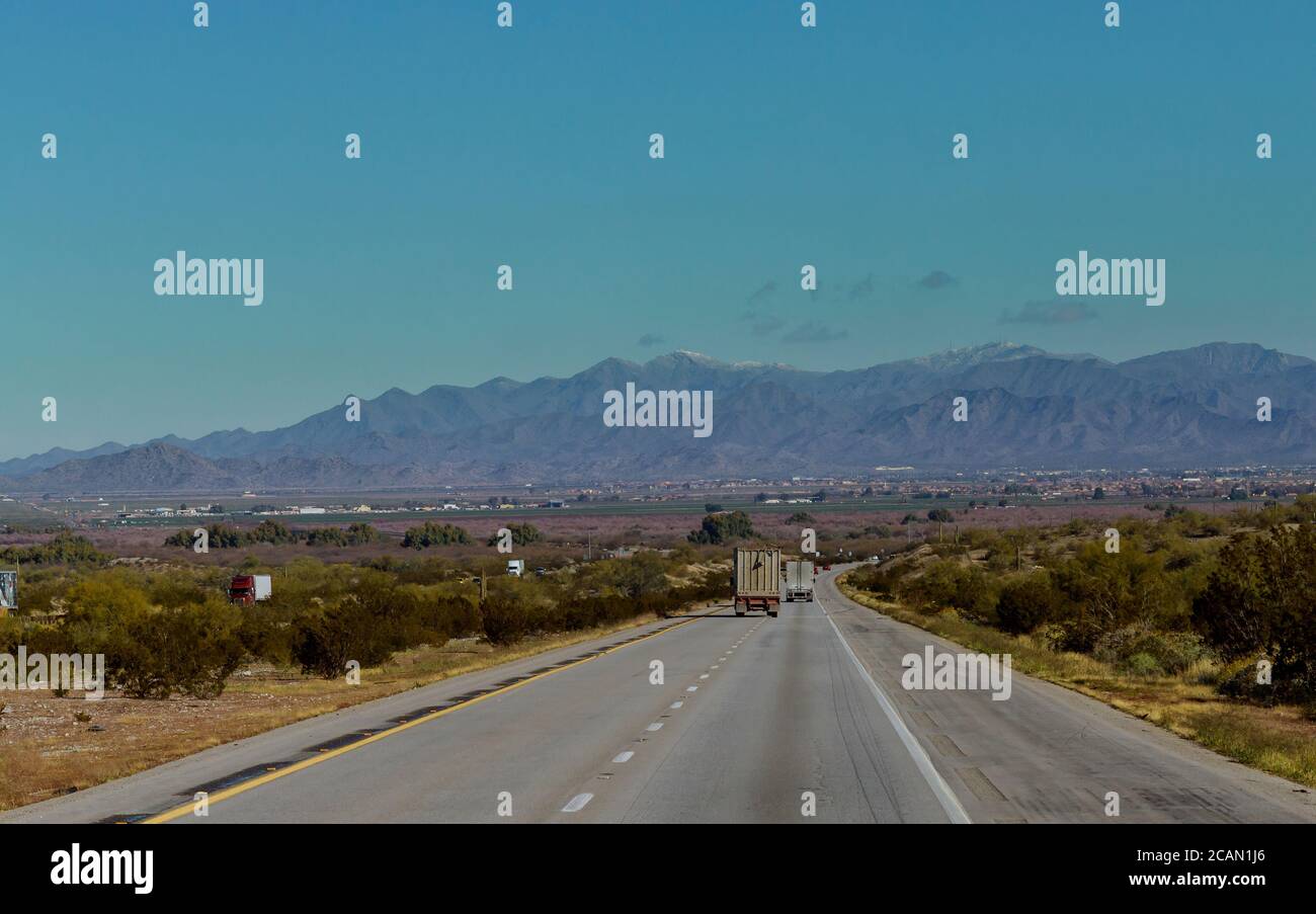 American machen große Rig semi Truck Transport Reefer schnell auf Mountain Highway USA Stockfoto
