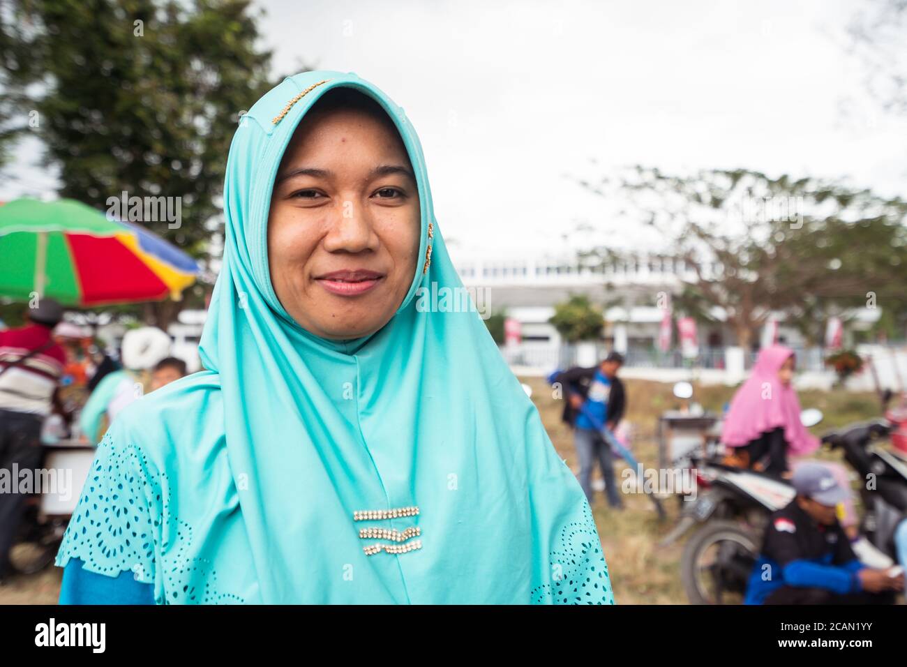 Banyuwangi / Indonesien - 5. August 2019: Nahaufnahme eines Porträts einer indonesischen muslimin mit Hijab Stockfoto