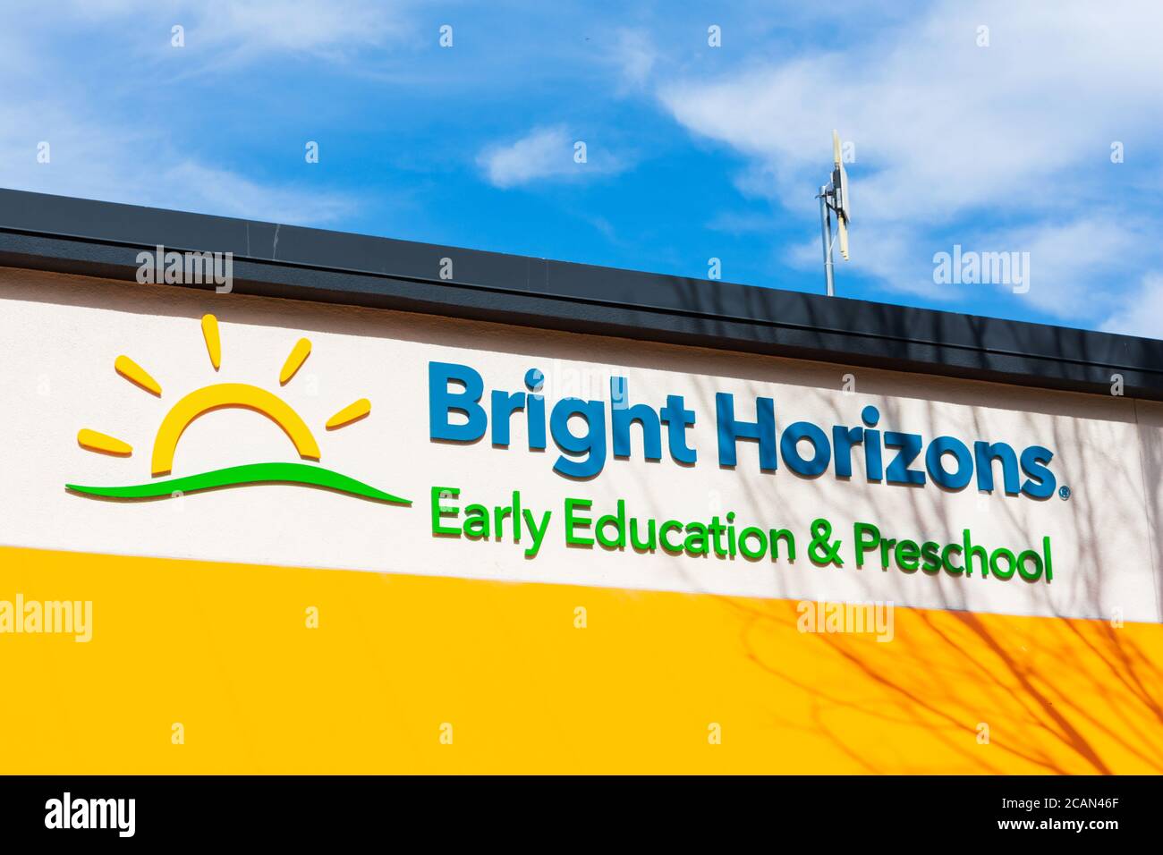 Bright Horizons Zeichen auf frühe Bildung und Vorschulgebäude. Bright Horizons ist Kinderbetreuung und ist der größte Anbieter von Arbeitgeber-Sponsor Stockfoto