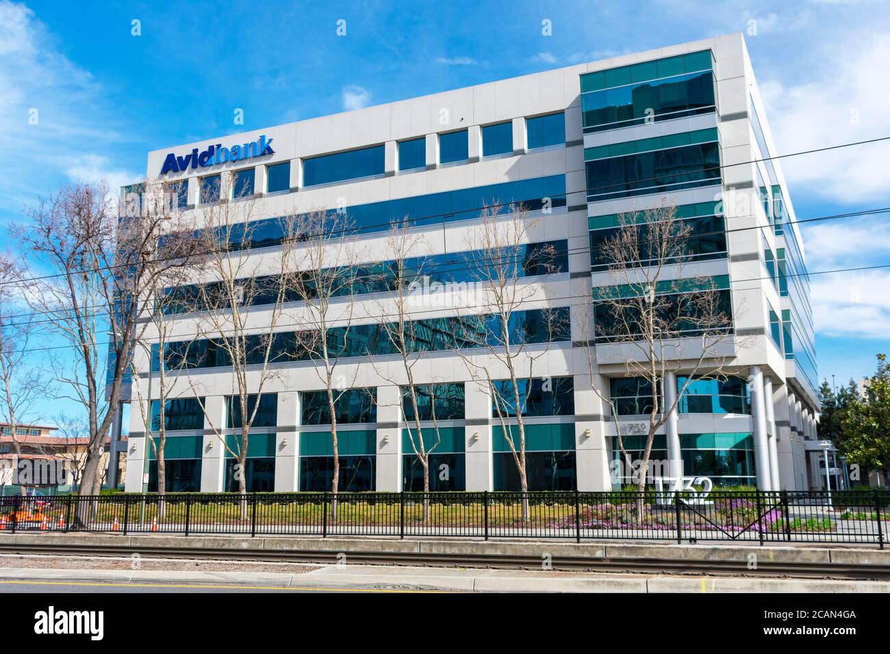 Avidbank Firmenzentrale Gebäude in San Francisco Bay Area größte Stadt - San Jose, Kalifornien, USA - 2020 Stockfoto
