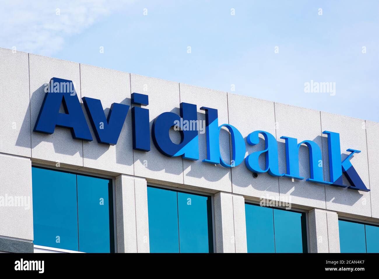 Avidbank-Logo am Hauptsitz der High-Tech-Geschäftsbank in South San Francisco Bay Area - San Jose, Kalifornien, USA - 2020 Stockfoto