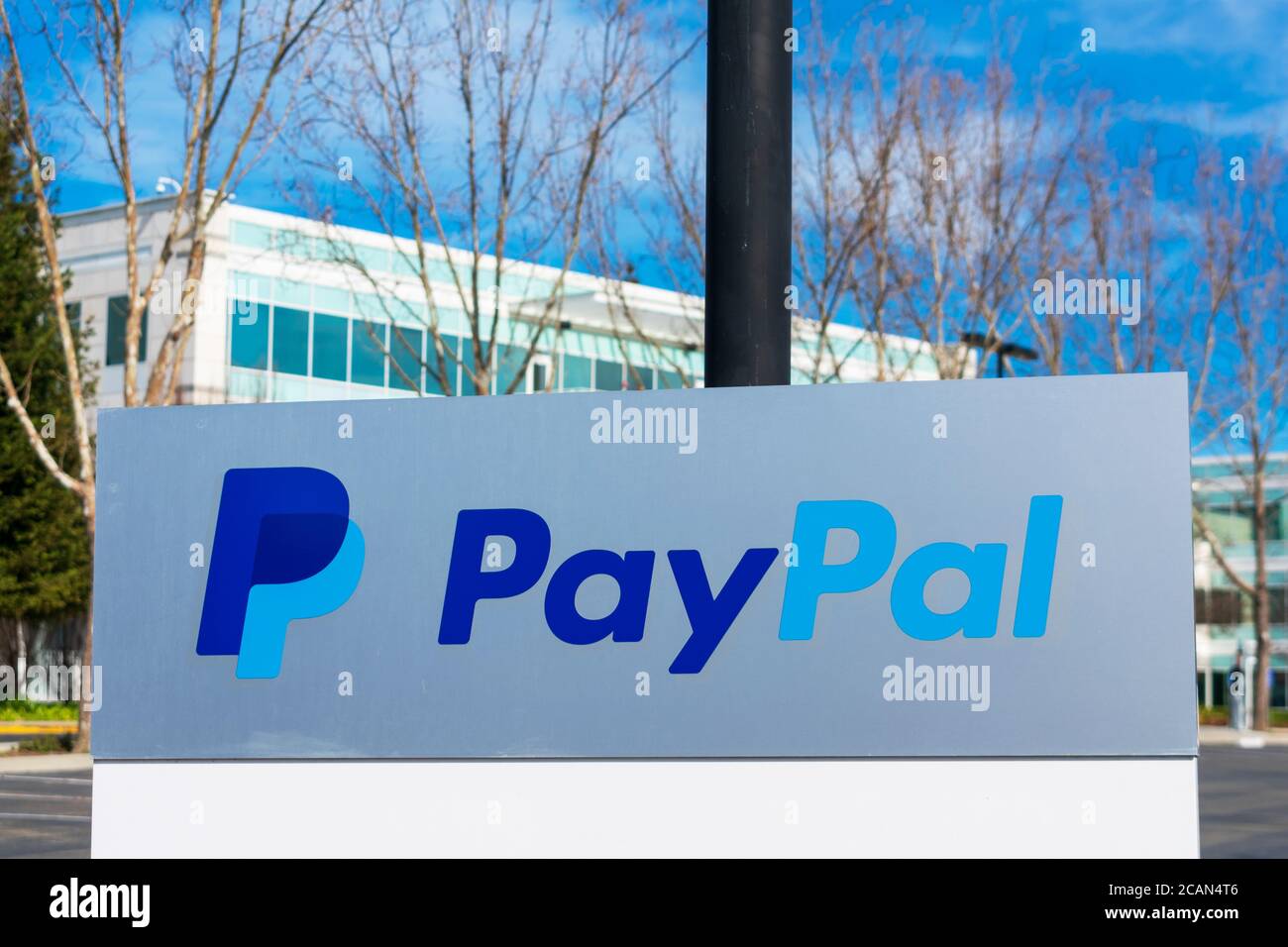 PayPal-Logo und Zeichen am Firmensitz Gebäudefassade im Silicon Valley. PayPal Holdings Inc. Ist ein amerikanisches Unternehmen, das eine weltweite Onli betreibt Stockfoto