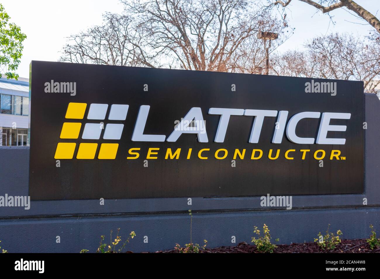 Gittermast Semiconductor Schild am Hauptsitz des Unternehmens. Die Lattice Semiconductor Corporation ist ein Hersteller von speicherprogrammierbaren Hochleistungsbauelementen Stockfoto