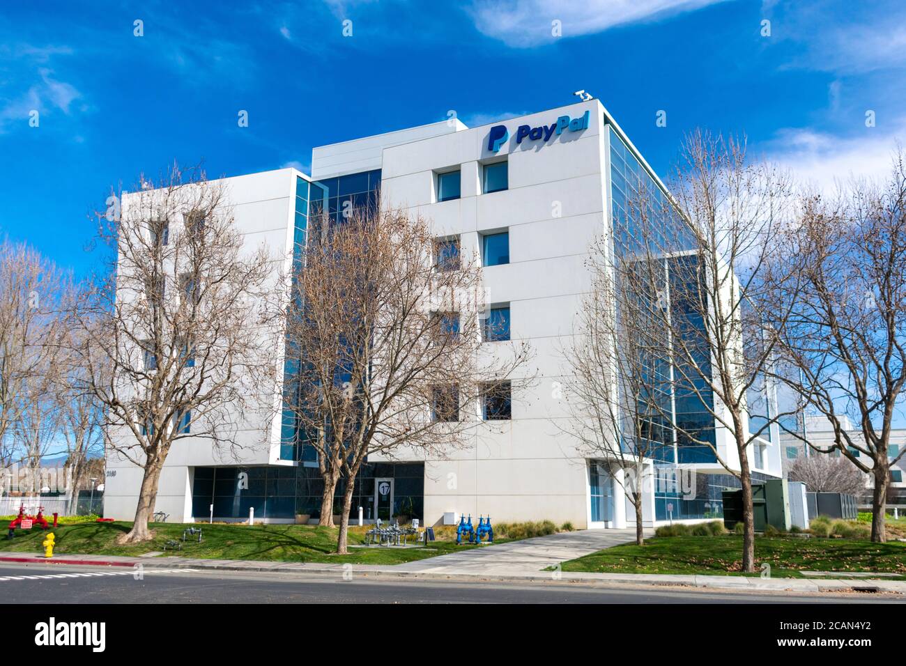 PayPal modernes Bürogebäude im Silicon Valley. PayPal Holdings Inc. Ist ein amerikanisches Unternehmen, das weltweit Online-Zahlungen betreibt Stockfoto
