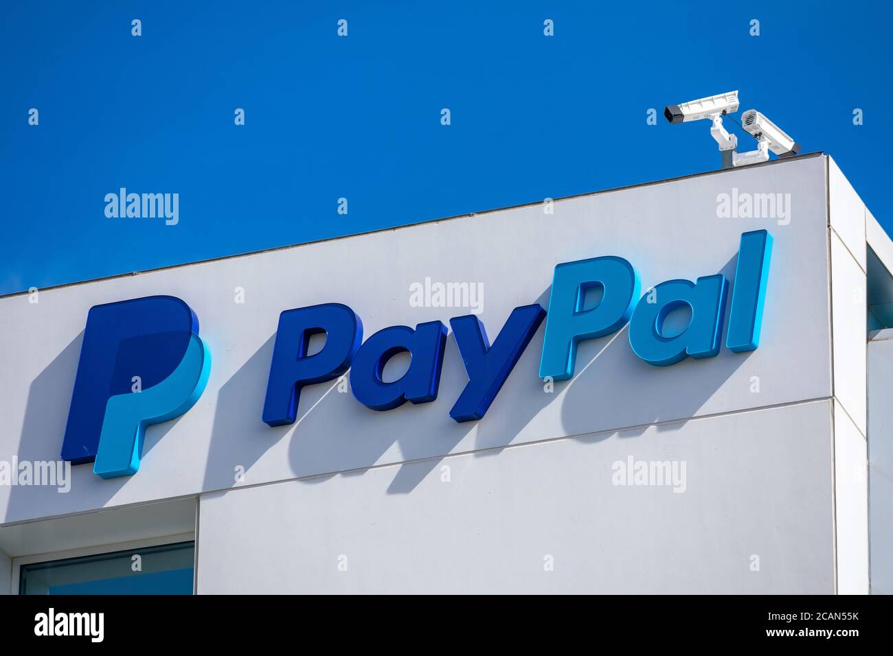 PayPal-Logo und Zeichen am Firmensitz Gebäudefassade im Silicon Valley. PayPal Holdings Inc. Ist ein amerikanisches Unternehmen, das eine weltweite Onli betreibt Stockfoto