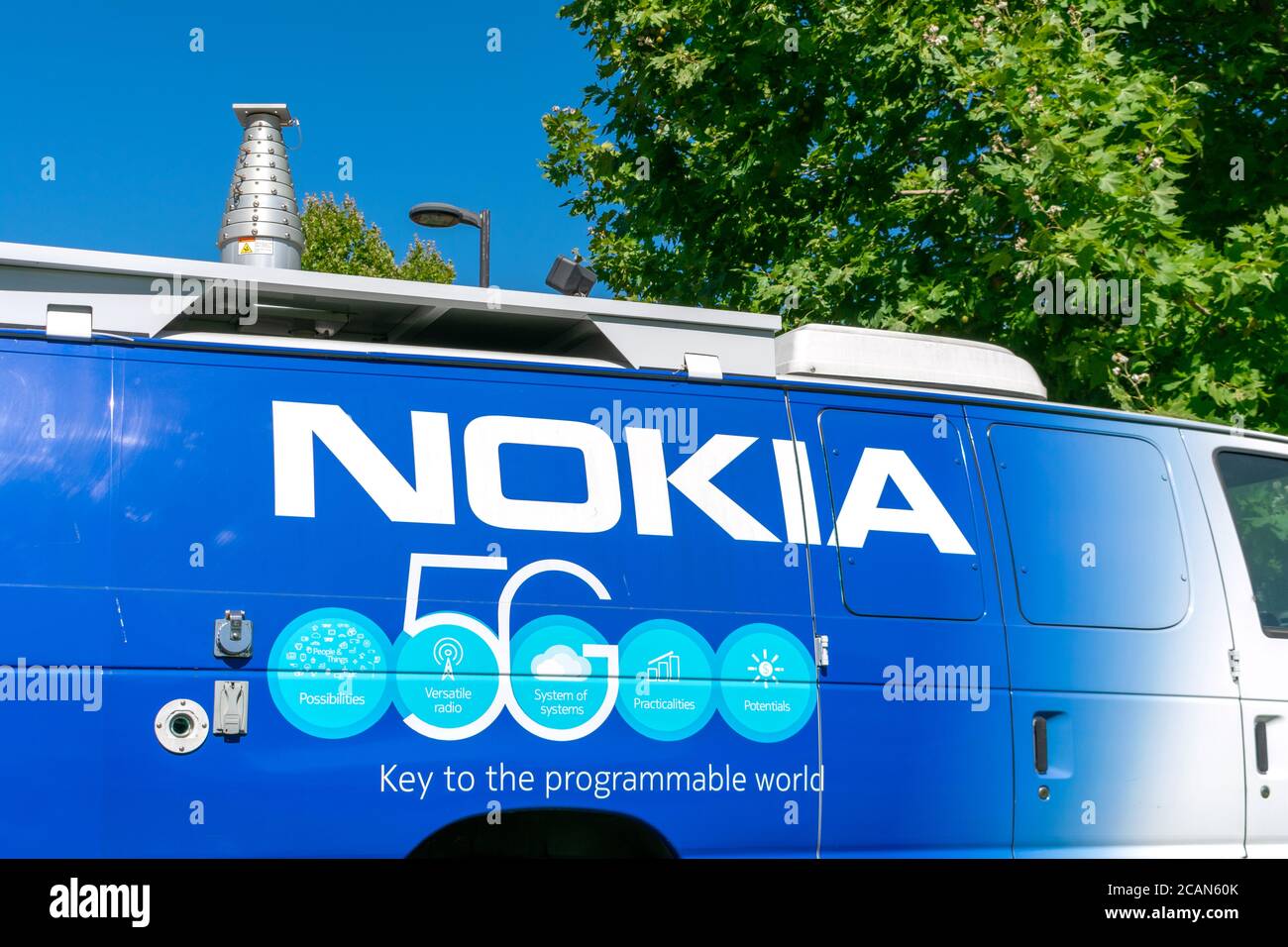 Nokia 5G Wireless-Netzwerk-Architektur-Fähigkeiten Zeichen auf dem Fahrzeug mit Teleskop 5G-Antenne - San Jose, Kalifornien, USA - 2020 Stockfoto
