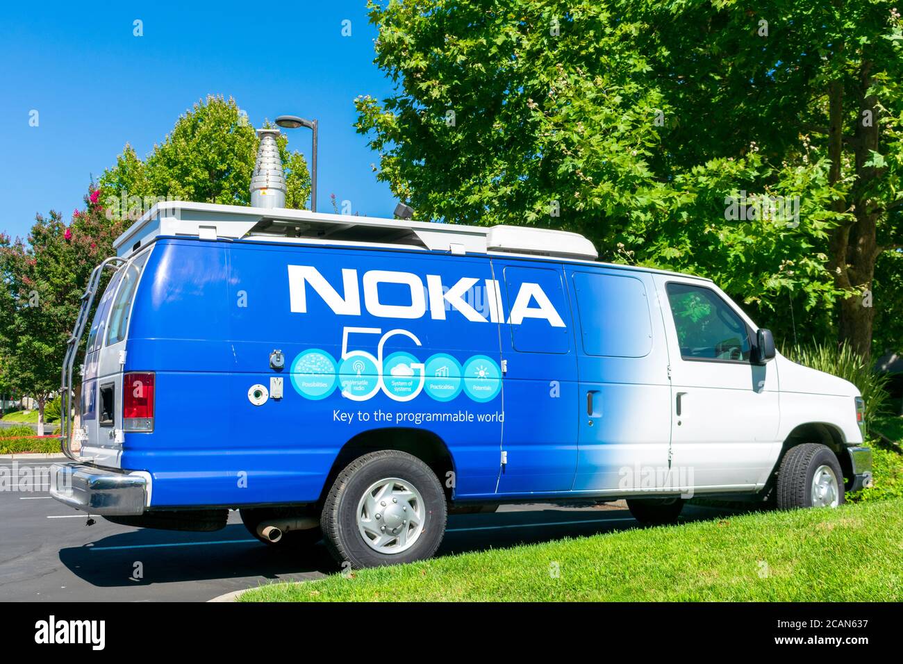 Nokia 5G Wireless-Netzwerk-Architektur-Fähigkeiten Zeichen auf dem Fahrzeug mit Teleskop 5G-Antenne - San Jose, Kalifornien, USA - 2020 Stockfoto