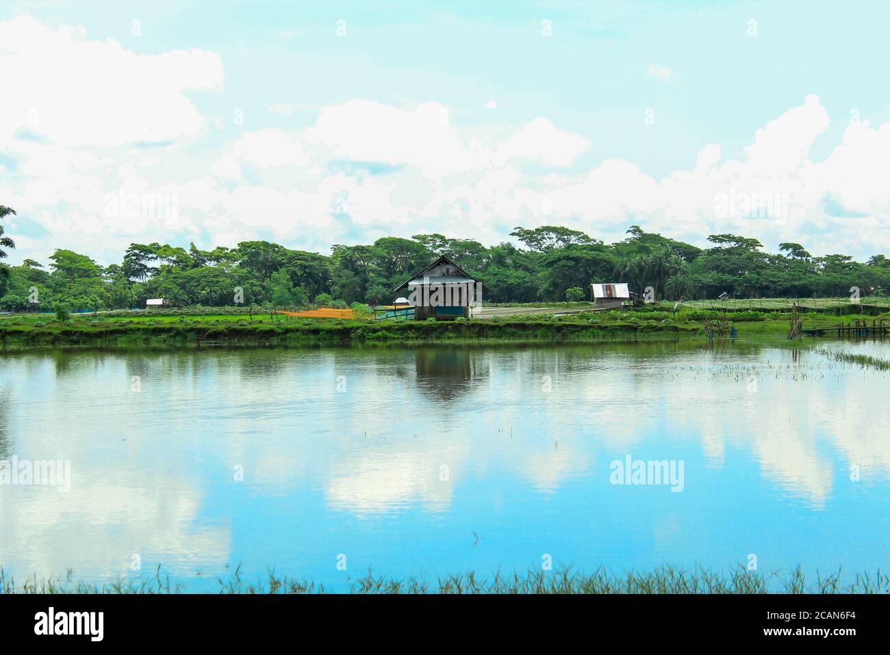 Schöne asiatische See mit kleinen Haus Hintergrund, neue Landschaft Stock Bild, wie Sie brauchen. Stockfoto