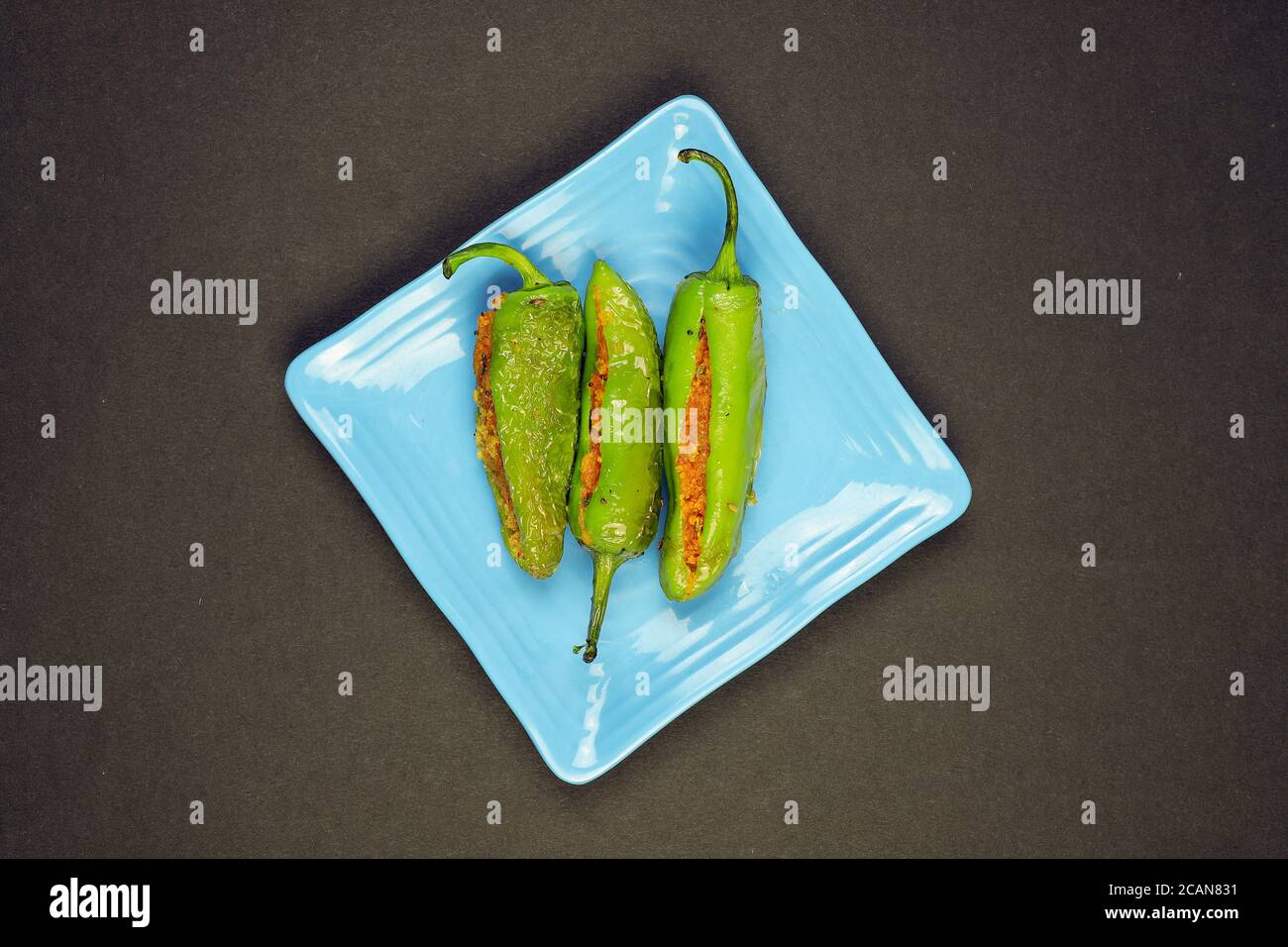 Köstliche Leckere Gefüllte Grüne Chili Mit Gram Mehl Im Mund. Bharma Besan Mirchi. Stockfoto