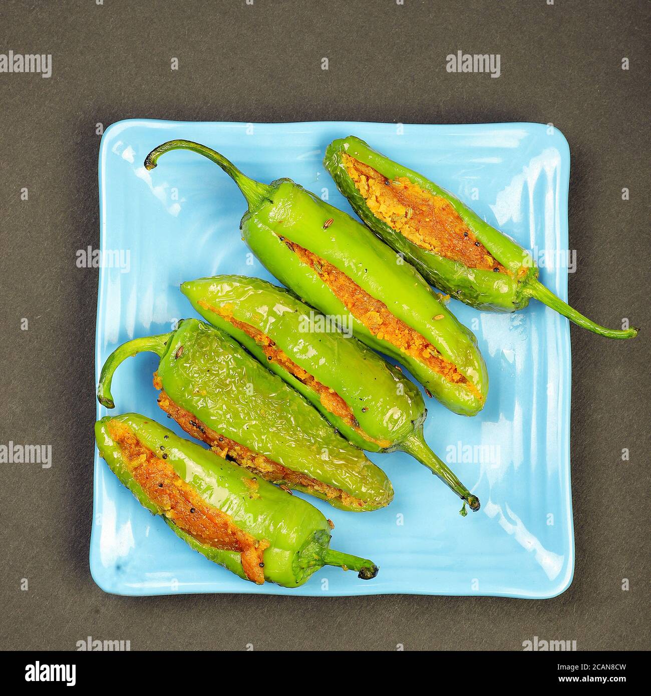 Köstliche Leckere Gefüllte Grüne Chili Mit Gram Mehl Im Mund. Bharma Besan Mirchi. Stockfoto