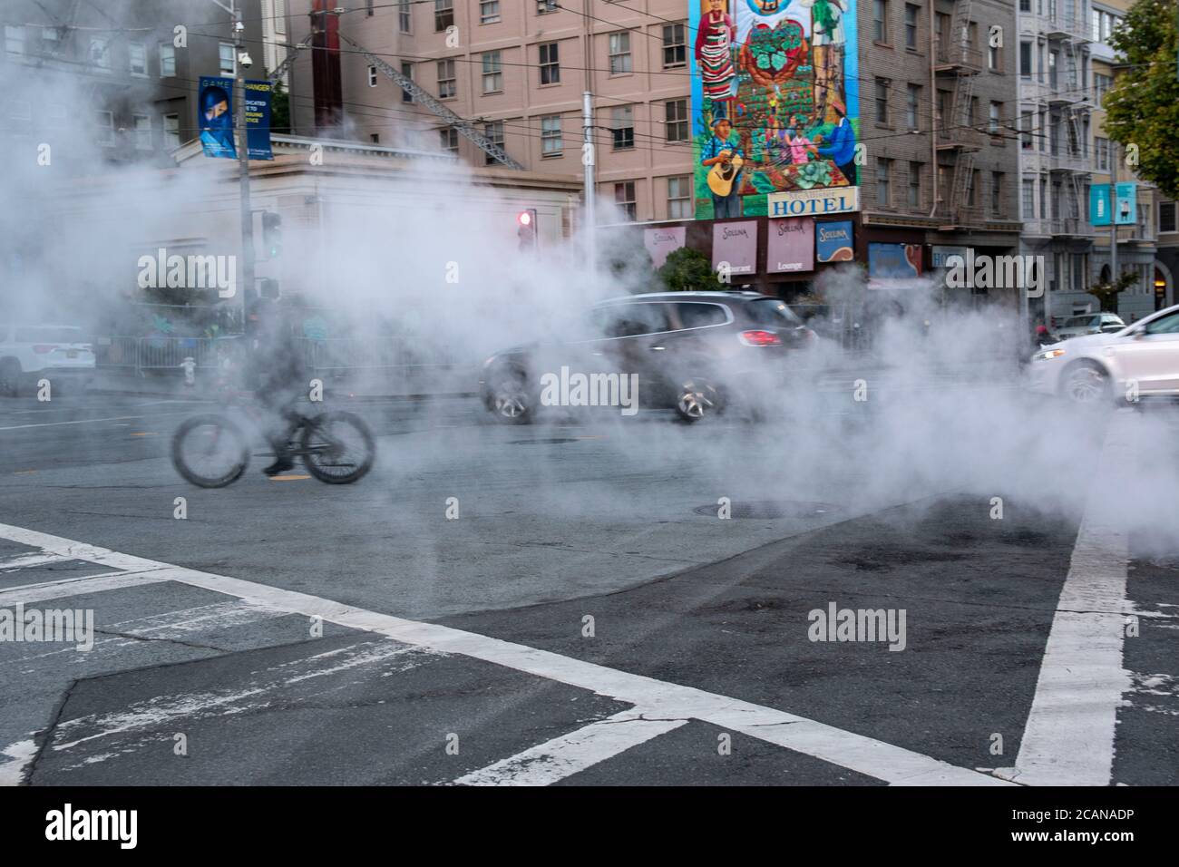 Dampfdüsen im Viertel Tenderloin in San Francisco, CA, USA, schaffen eine interessante Szene. Stockfoto