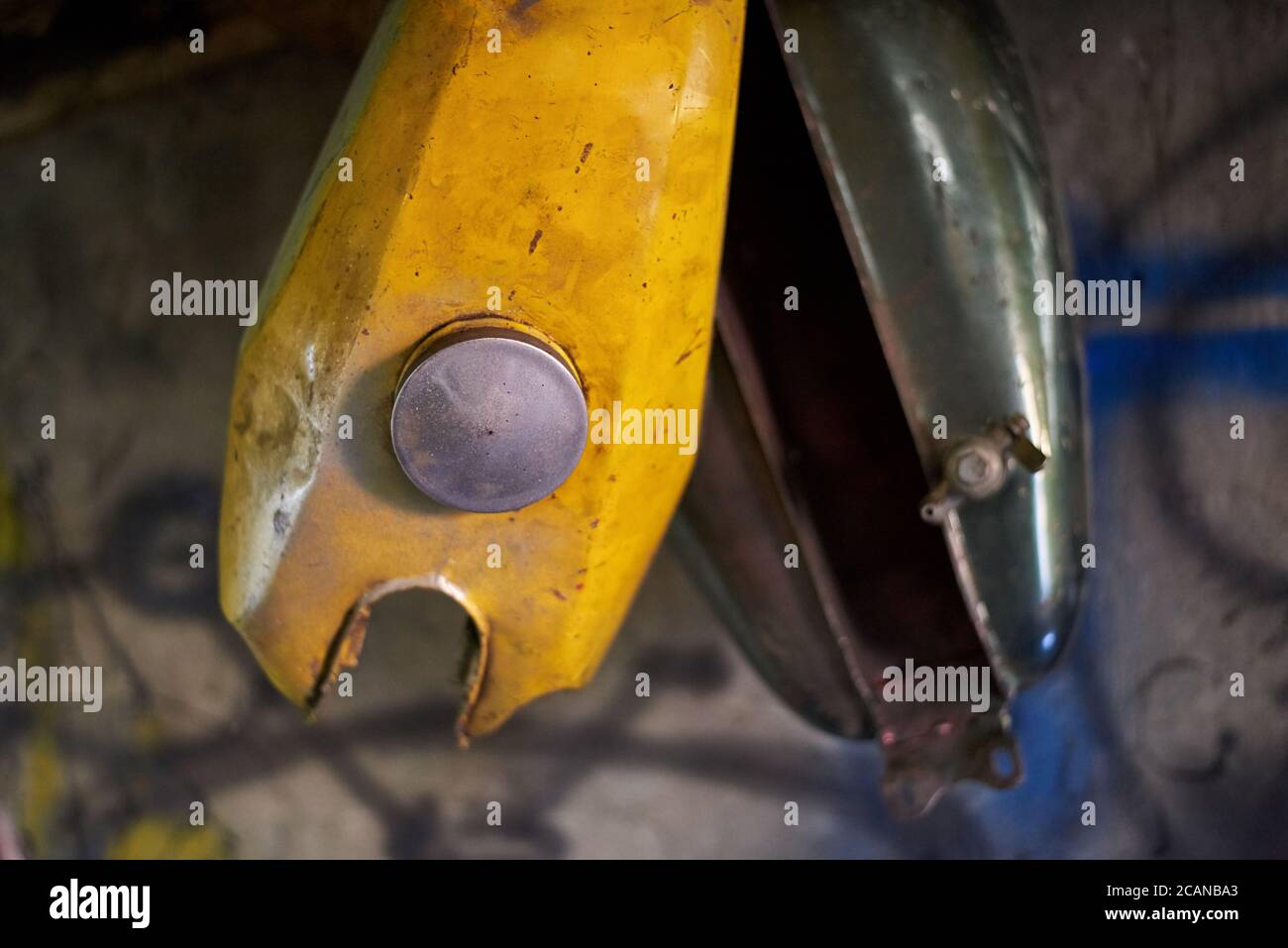 Alte Tanks von Vintage-Retro-Motorräder hängen in einer Garage. Stockfoto