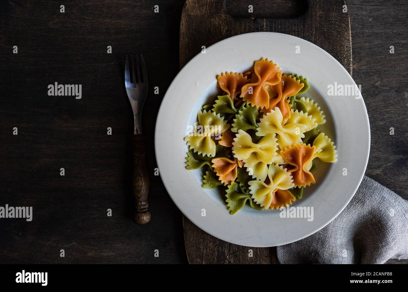 Gekochte gesunde Spinat und Karotten Farfalle Pasta in einer Schüssel Stockfoto
