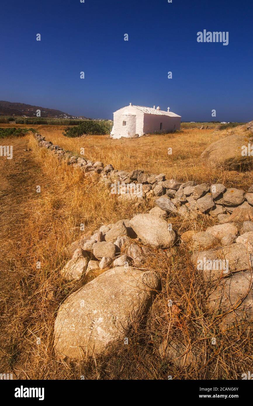 Kleine weiße Kirche gegen die raue Landschaft der Insel Naxos, Griechenland Stockfoto