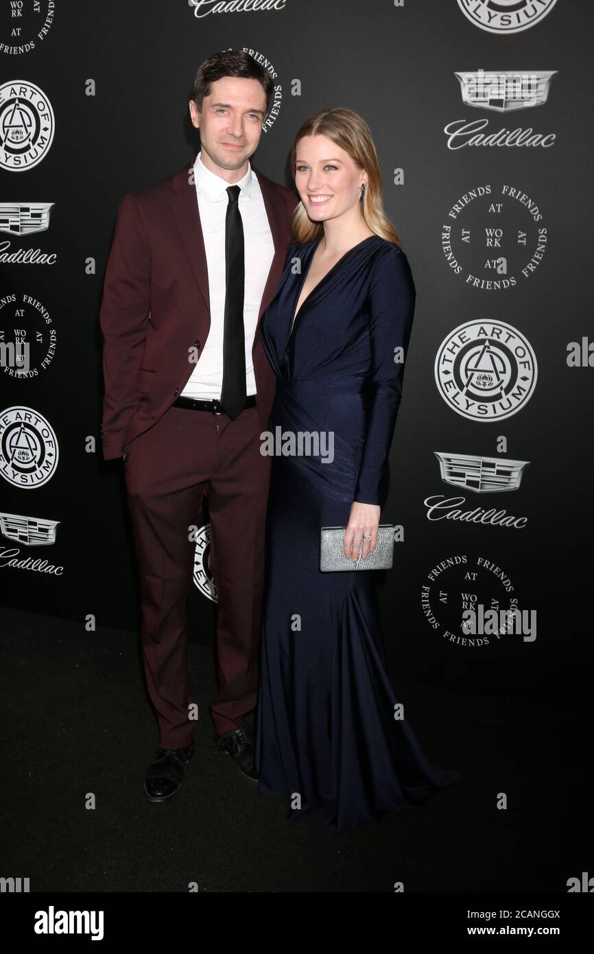 LOS ANGELES - JAN 6: Topher Grace, Ashley Hinshaw bei The Art of Elysium präsentiert John Legends HIMMEL am 6. Januar 2018 in Santa Monica, CA Stockfoto