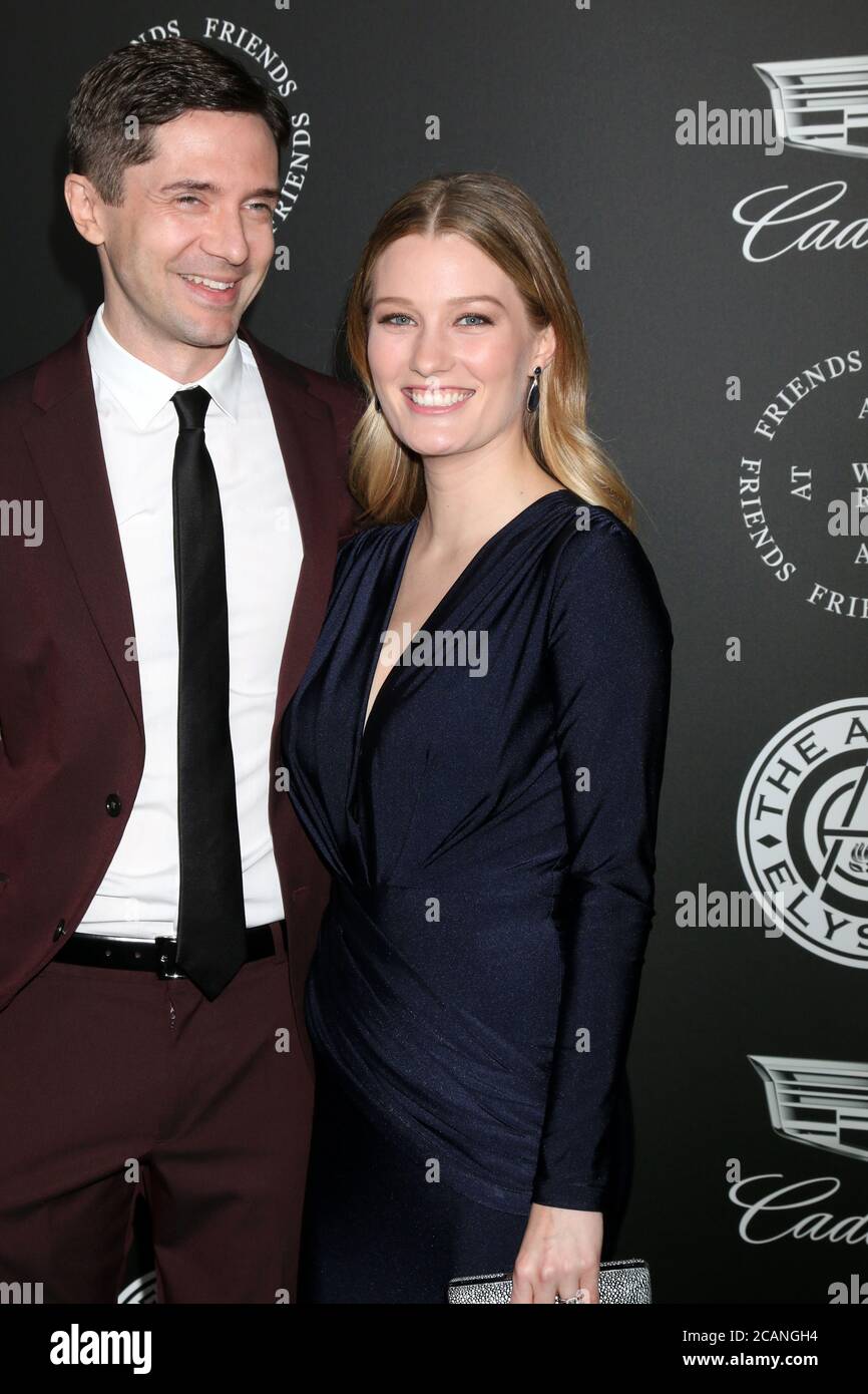 LOS ANGELES - JAN 6: Topher Grace, Ashley Hinshaw bei The Art of Elysium präsentiert John Legends HIMMEL am 6. Januar 2018 in Santa Monica, CA Stockfoto