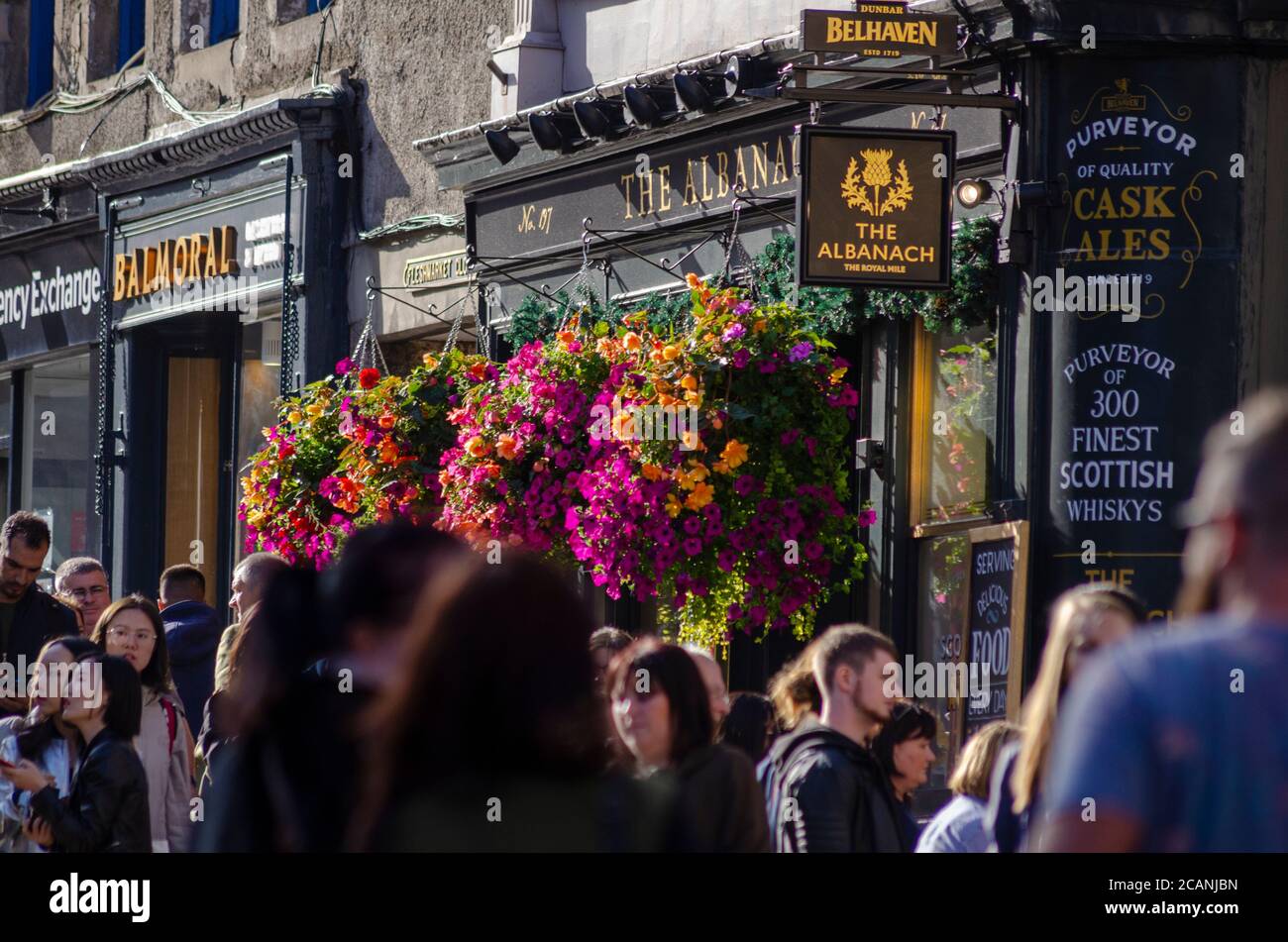 EDINBURGH, SCHOTTLAND, Großbritannien - 13. September 2019 - Touristen und Einheimische, die vor dem öffentlichen Haus Albanachs in der Royal Mile der Altstadt von Edinburgh in der Nähe der Stadt unterwegs sind Stockfoto