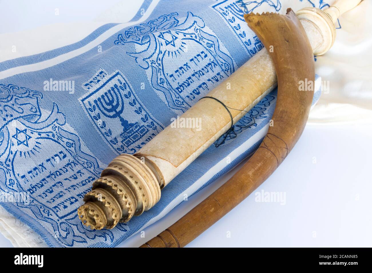 Rosh Hashanah Hashana jüdischen Neujahrsfeiertag und Yom Kippur Konzept mit RAM Shofar Horn, gerollte Pergament Scroll, Tallit. Hochwertige Fotos Stockfoto