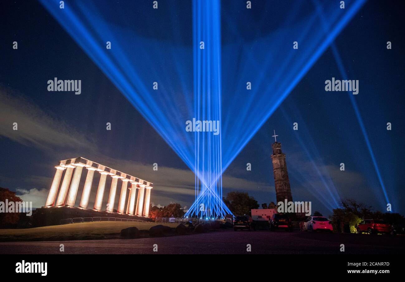 Der Himmel über Calton Hill, Edinburgh, wird von My Light Shines On, einer Außenlichtinstallation für das Edinburgh International Festival 2020, erleuchtet. Veranstaltungsorte in der ganzen Stadt, darunter Edinburgh Castle, Festival Theatre und Usher Hall, nehmen an der Veranstaltung Teil, die das Eröffnungswochenende der Festivalsaison 2020 markiert. Stockfoto
