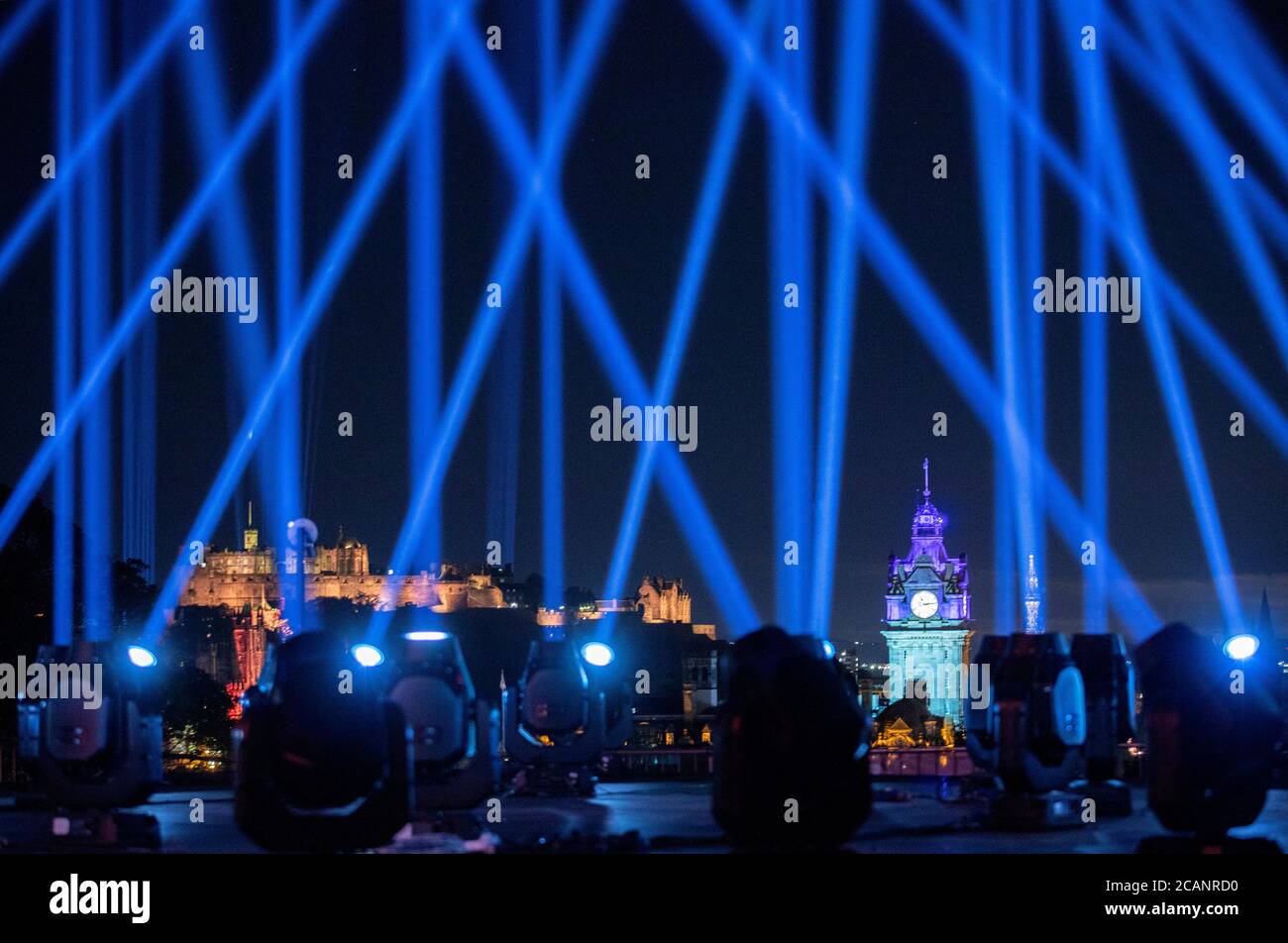 Der Himmel über der Stadt Edinburgh wird von My Light Shines On, einer Außenlichtinstallation für das Edinburgh International Festival 2020, erleuchtet. Veranstaltungsorte in der ganzen Stadt, darunter Edinburgh Castle, Festival Theatre und Usher Hall, nehmen an der Veranstaltung Teil, die das Eröffnungswochenende der Festivalsaison 2020 markiert. Stockfoto