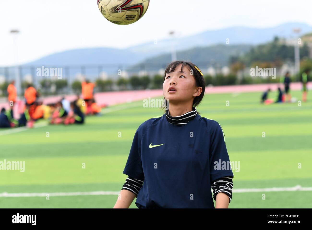 Weining, Chinas Provinz Guizhou. August 2020. Ein Spieler des Fußballteams "Green Pepper" namens Wang die besucht eine Trainingseinheit an der Shimen Minzu Mittelschule in der autonomen Provinz Yi, Hui und Miao in Weining, südwestlich von Chinas Provinz Guizhou, 7. August 2020. Über 40 lokale Studenten bildeten eine Fußballmannschaft namens "Green Pepper" und widmeten sich dem Fußballtraining während der Sommerferien in Shimen Township in Weining County, einem ländlichen Ort mit einer durchschnittlichen Höhe von über 2,000 Metern. Quelle: Jin Liangkuai/Xinhua/Alamy Live News Stockfoto