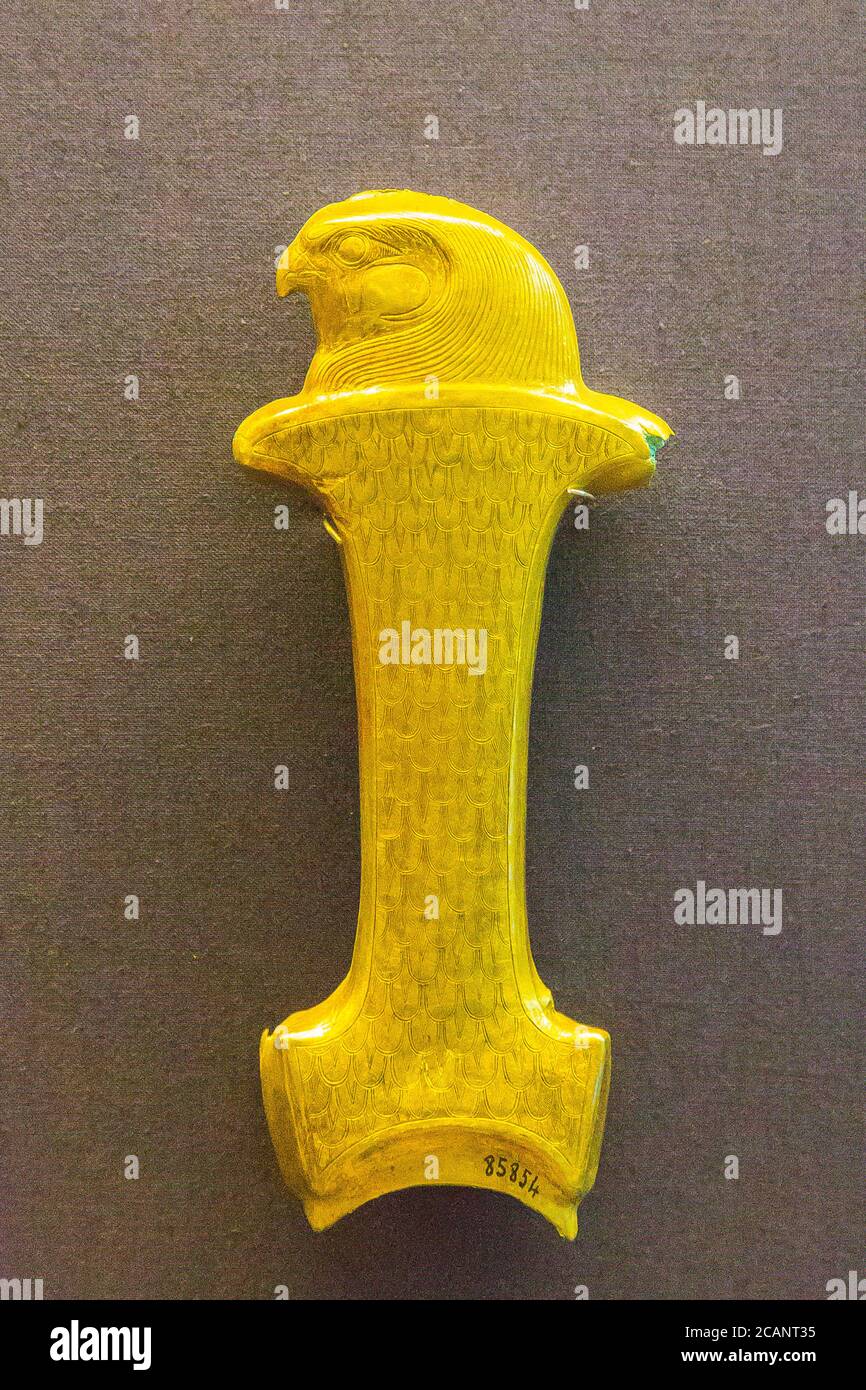 Ägypten, Kairo, Ägyptisches Museum, Schmuck in der königlichen Nekropole von Tanis gefunden : Schwertgriff, in Bronze mit Goldfolien. Stockfoto
