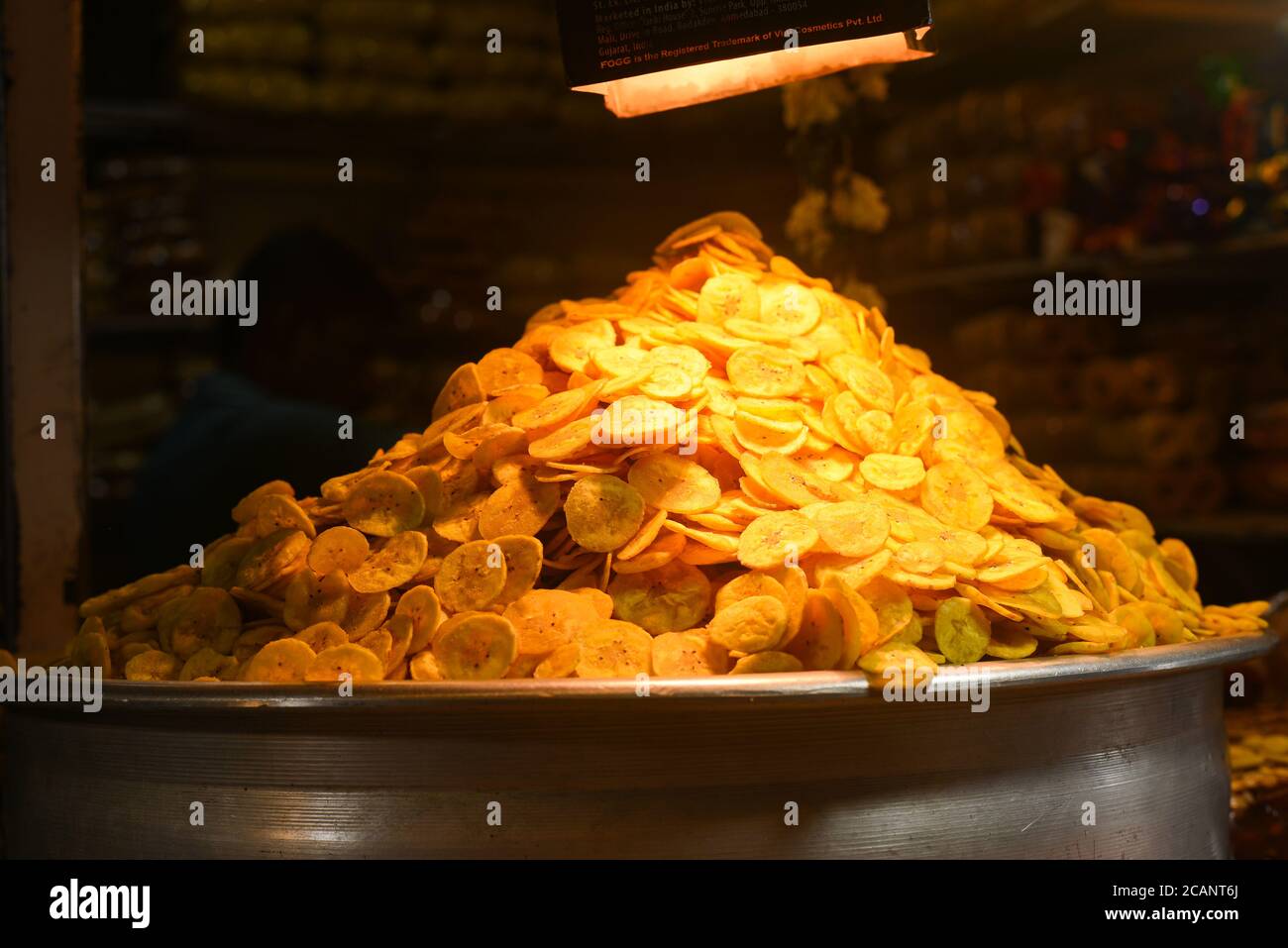 Kerala, Indien. September 07, 2019. Chips-Shop auf der Straße Kizhakkekotta Thiruvananthapuram oder Trivandrum. Haufen Bananenchips für Onam im Chalai Bazaar Stockfoto