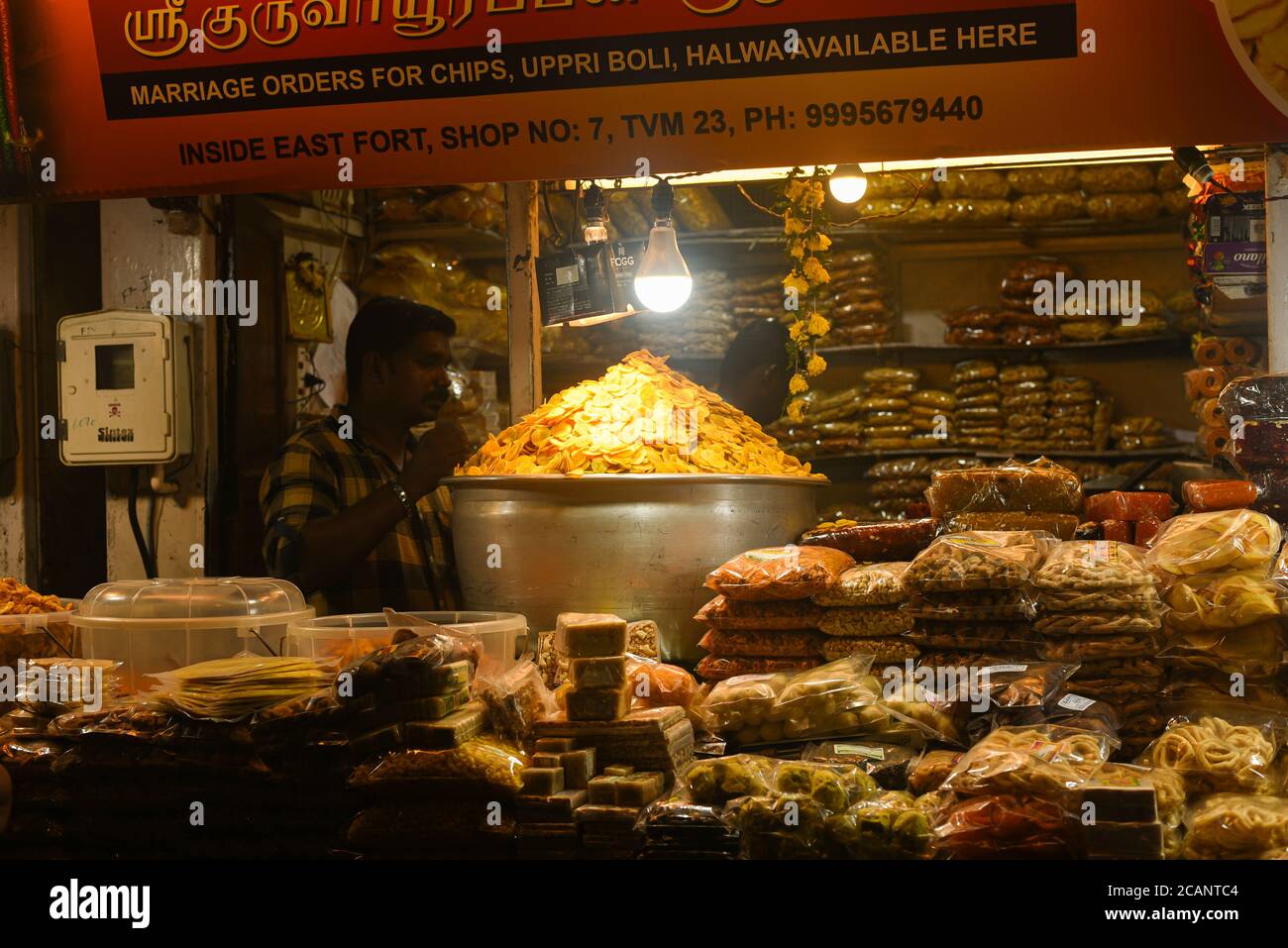 Kerala, Indien. September 07, 2019. Chips-Shop auf der Straße Kizhakkekotta Thiruvananthapuram oder Trivandrum. Haufen Bananenchips für Onam im Chalai Bazaar Stockfoto