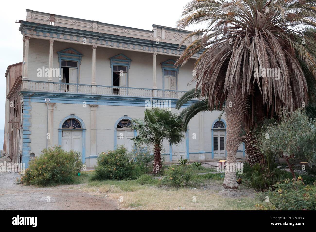 Blick auf das Opernhaus Pisagua, die Stadt an der Nordküste Chiles, in der Atacama-Wüste, mit jahrhundertealten Holzgebäuden. Oktober 2017 Stockfoto