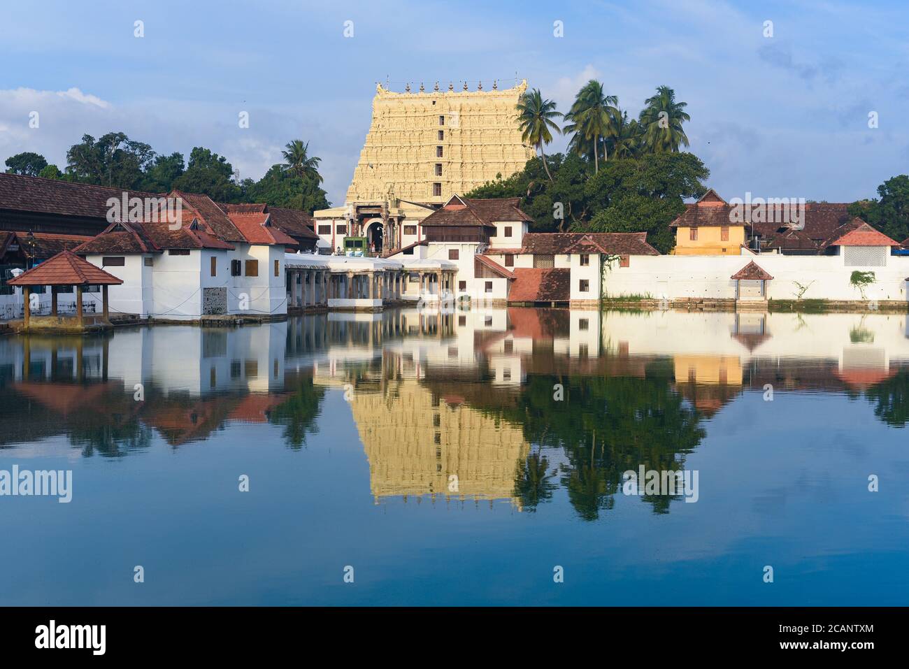 Kerala, Indien. September 07, 2019. Sree Padmanabhaswamy Tempel und Teich von Trivandrum oder Thiruvananthapuram im Tageslicht. Stockfoto