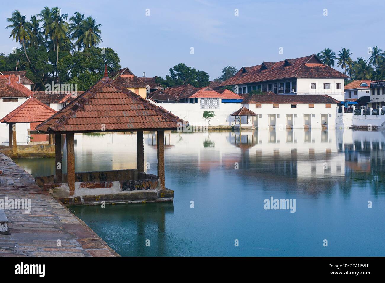 Kerala, Indien. September 07, 2019. Sree Padmanabhaswamy Tempel und Teich von Trivandrum oder Thiruvananthapuram im Tageslicht. Stockfoto