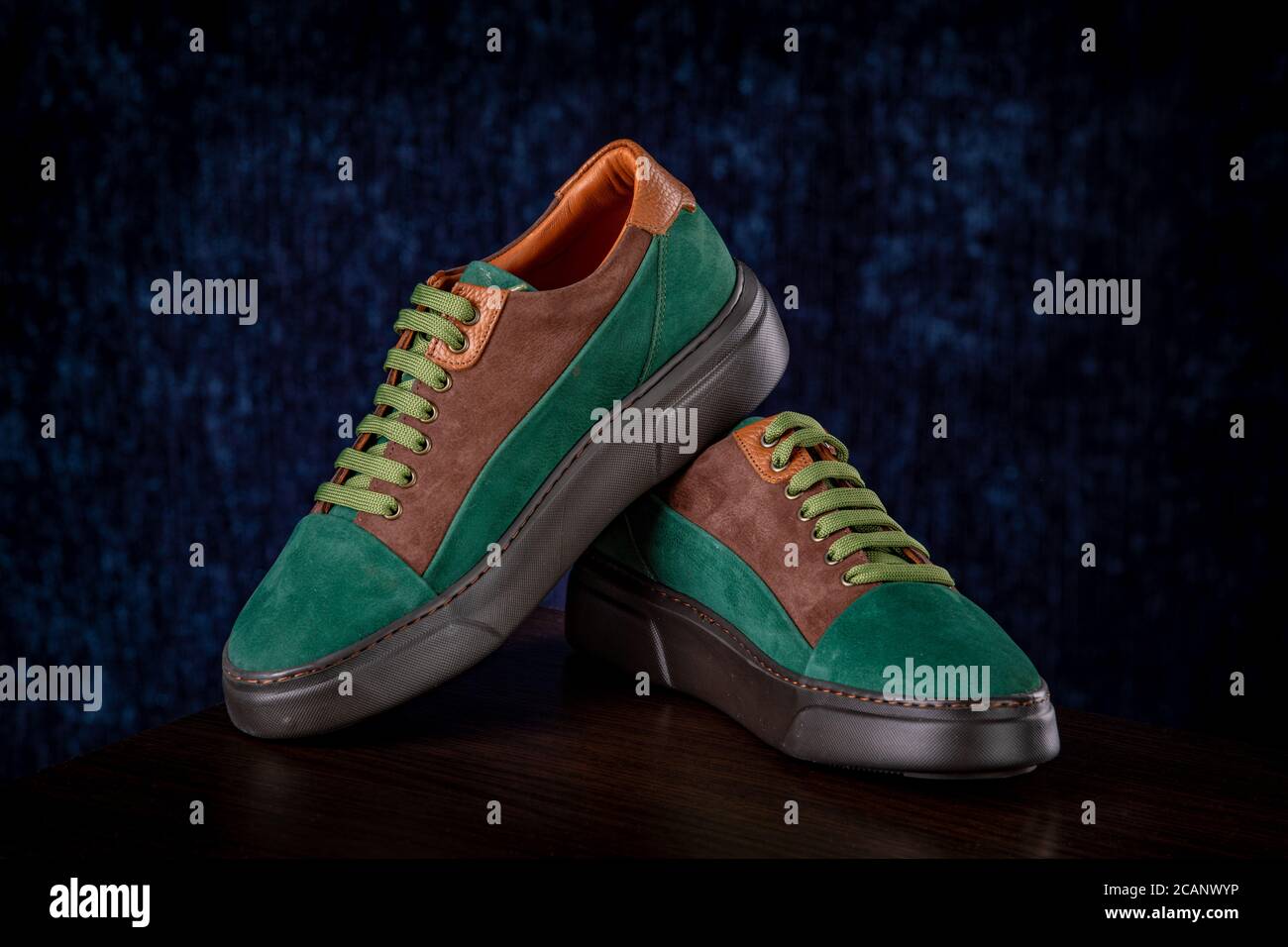 Klassische grüne Wildlederschuhe für Herren auf blauem Hintergrund Stockfoto