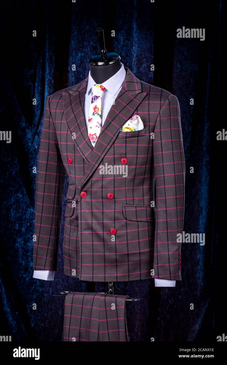 Herren Business-Anzug auf Schaufensterpuppe, Vintage-Farbe. Elegante dreiteilige Anzug in einem Käfig mit einer Krawatte und einem Schal in einer Tasche Stockfoto